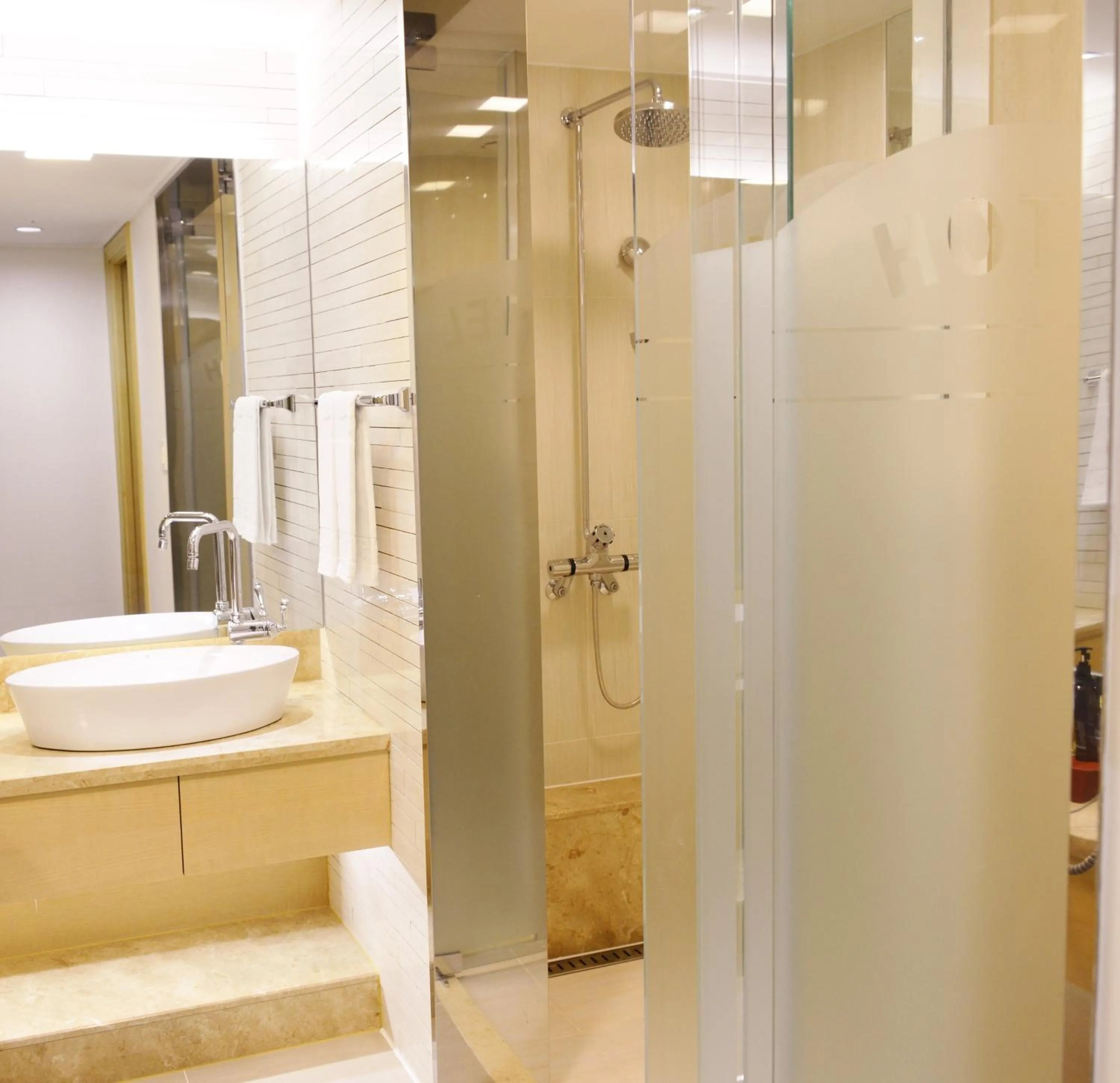 Shower in Fontana Beach Hotel