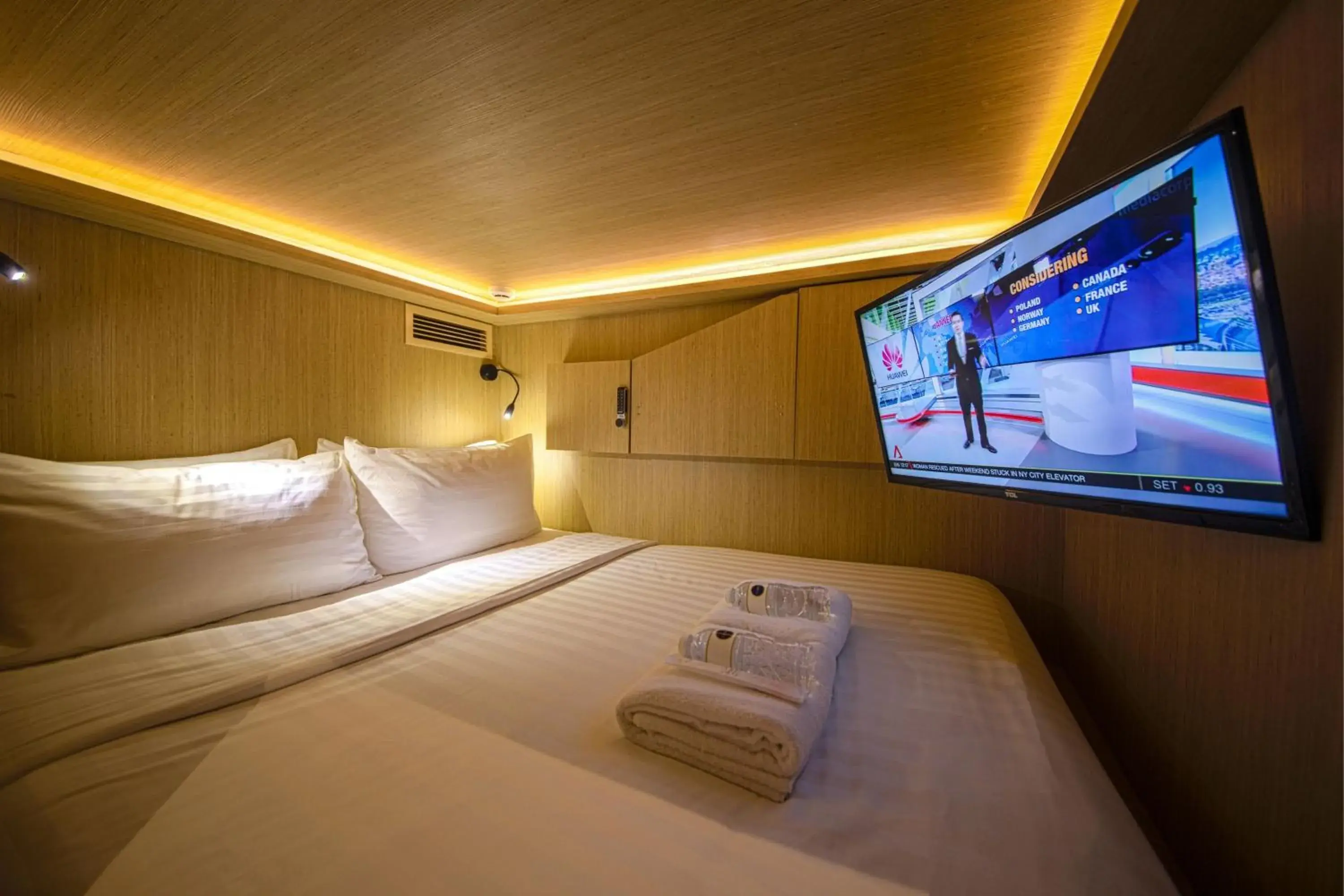 Private Room with 2 Queen + 2 Single Capsules in CUBE Boutique Capsule Hotel at Kampong Glam Private Room with 2 Queen + 2 Single Capsules in CUBE Boutique Capsule Hotel at Kampong Glam