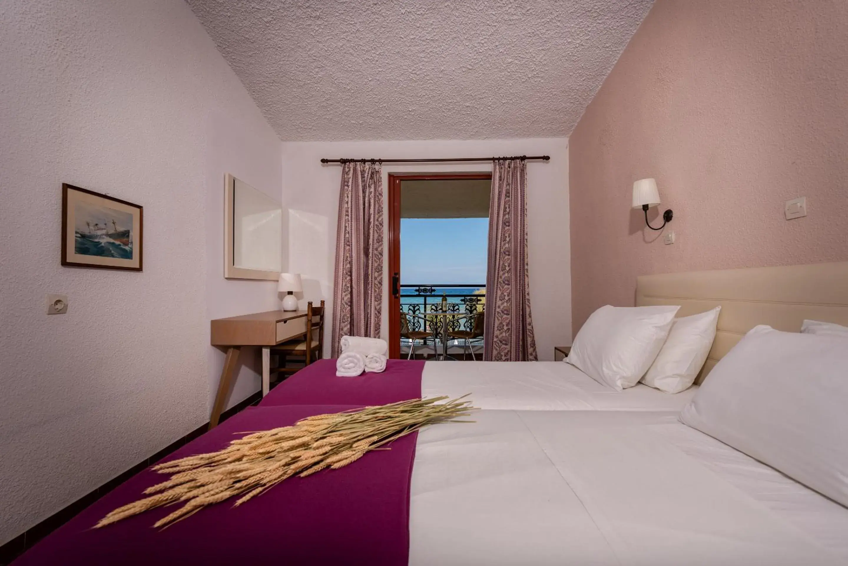 Double or Twin Room with Side Sea View in Iliessa Beach Hotel Double or Twin Room with Side Sea View in Iliessa Beach Hotel