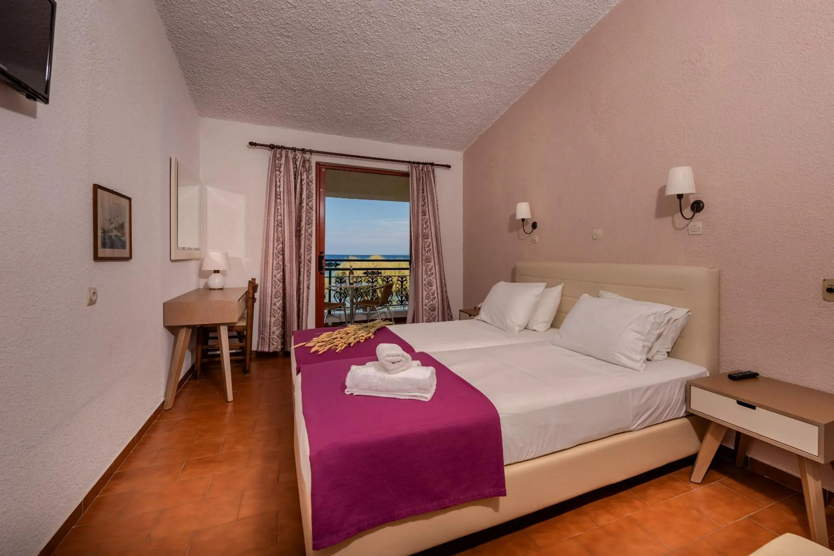 Double or Twin Room with Side Sea View in Iliessa Beach Hotel Double or Twin Room with Side Sea View in Iliessa Beach Hotel