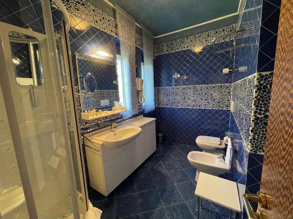 Bathroom in AH Premium Baia dei Faraglioni