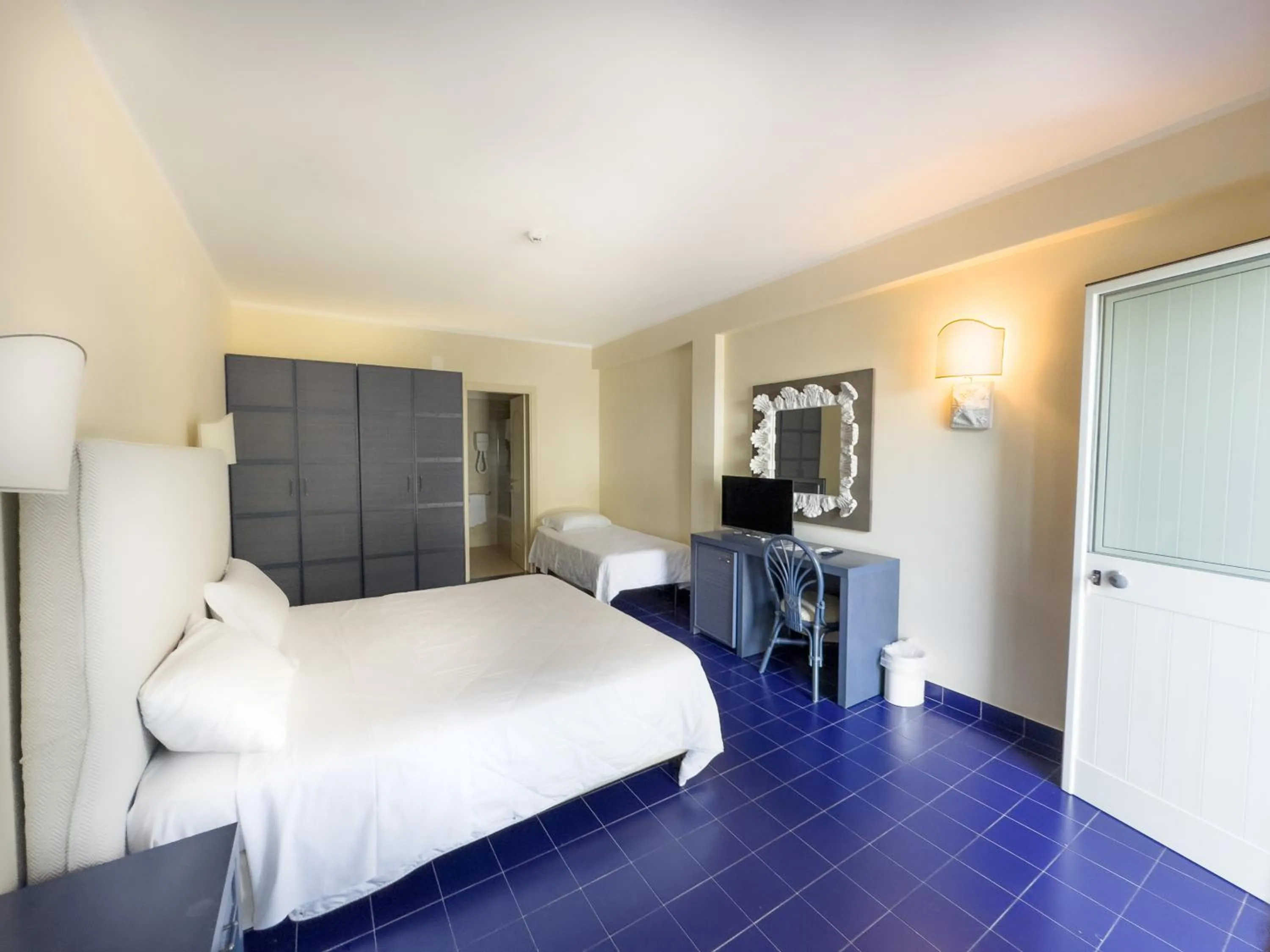 Bed in Apulia Hotel Baia dei Faraglioni Resort