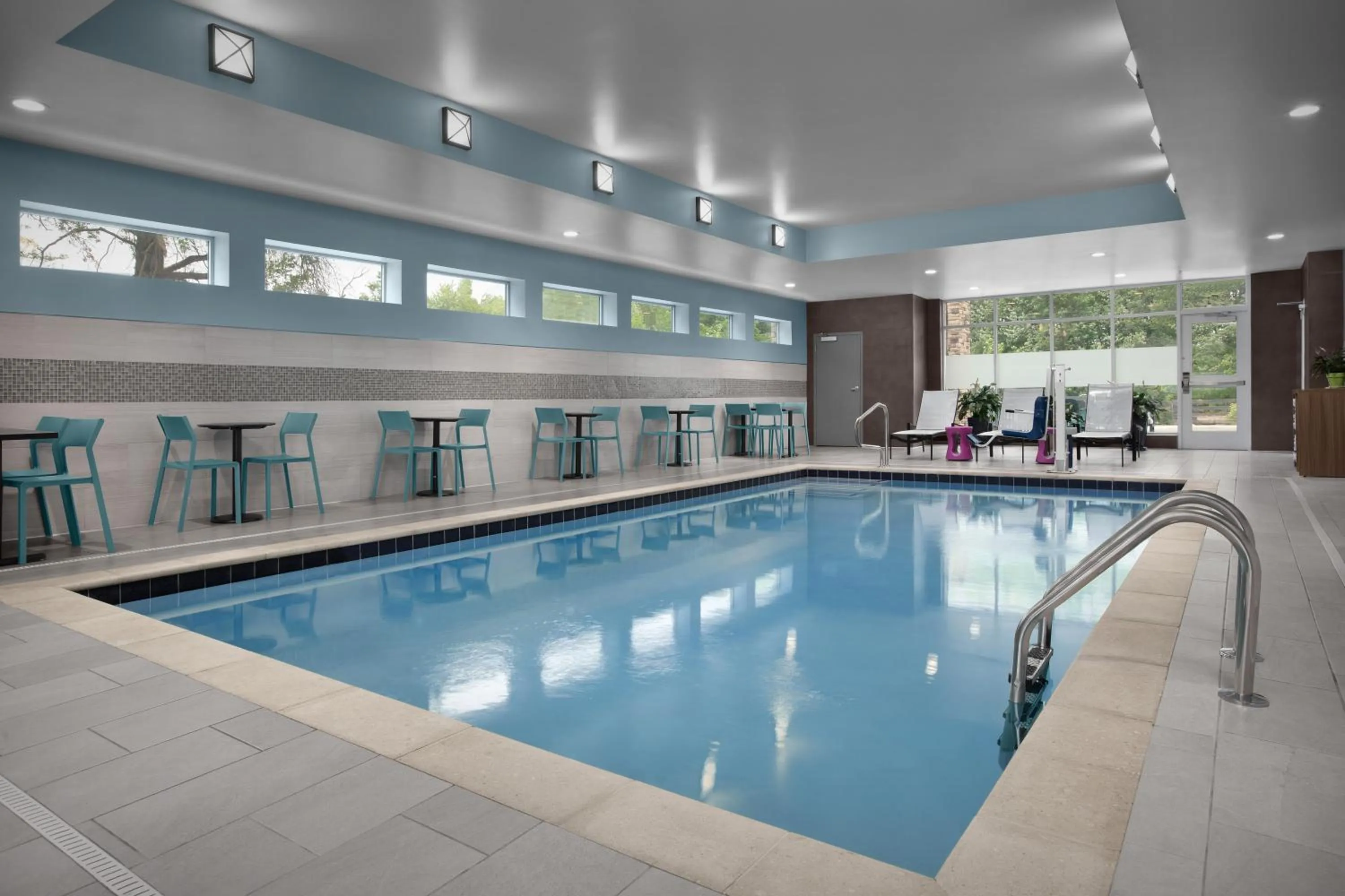 Seating area in Home2 Suites By Hilton Columbus Easton