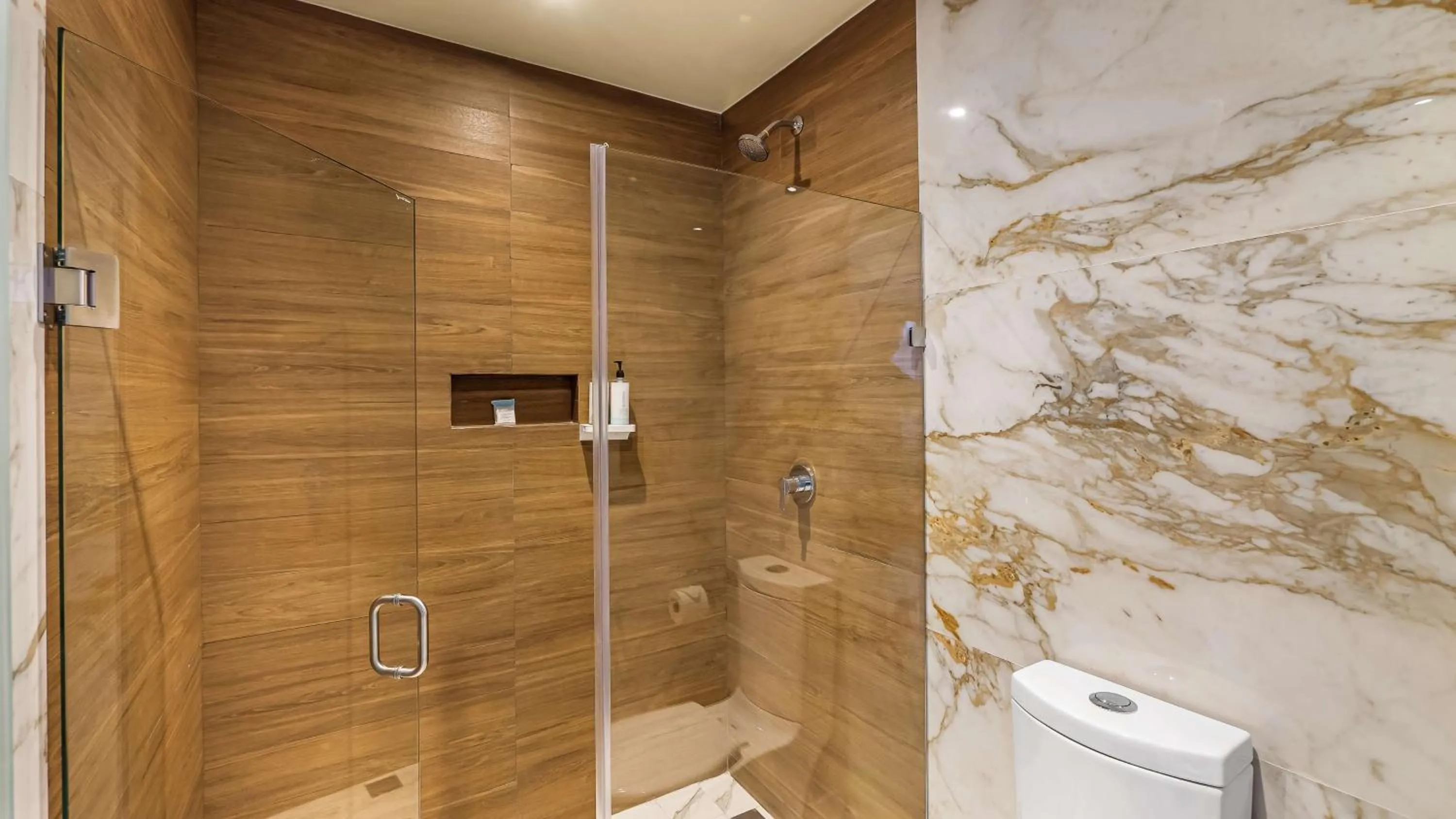 Bathroom in Hampton By Hilton Queretaro Juriquilla