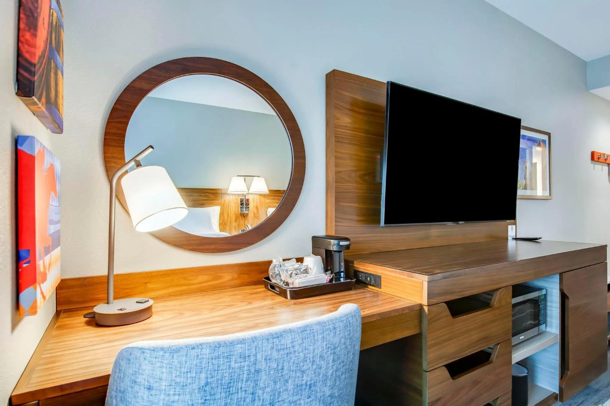 TV and multimedia in Hampton Inn & Suites By Hilton Louisville East Oxmoor