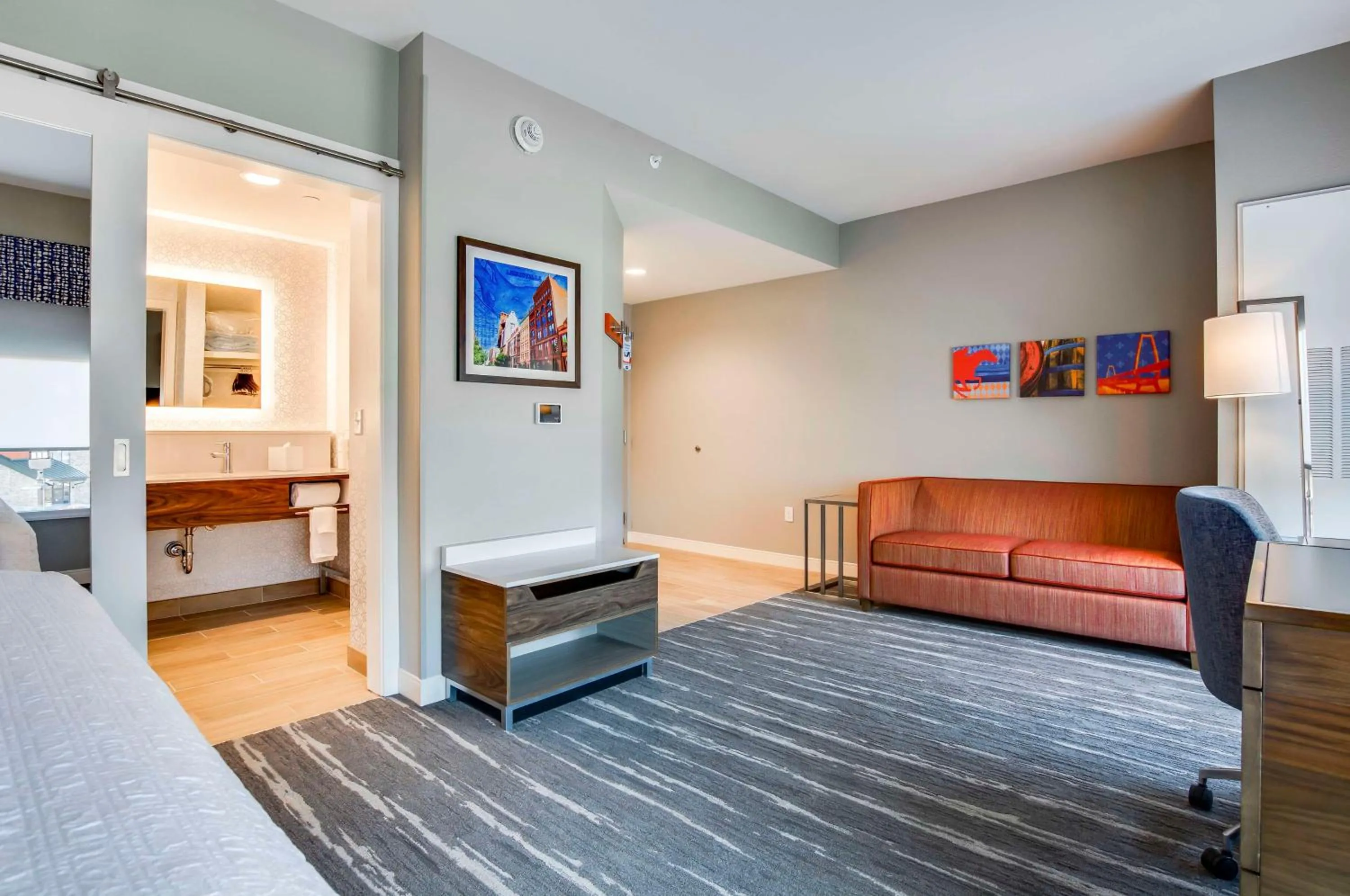 Living room, Bed in Hampton Inn & Suites By Hilton Louisville East Oxmoor