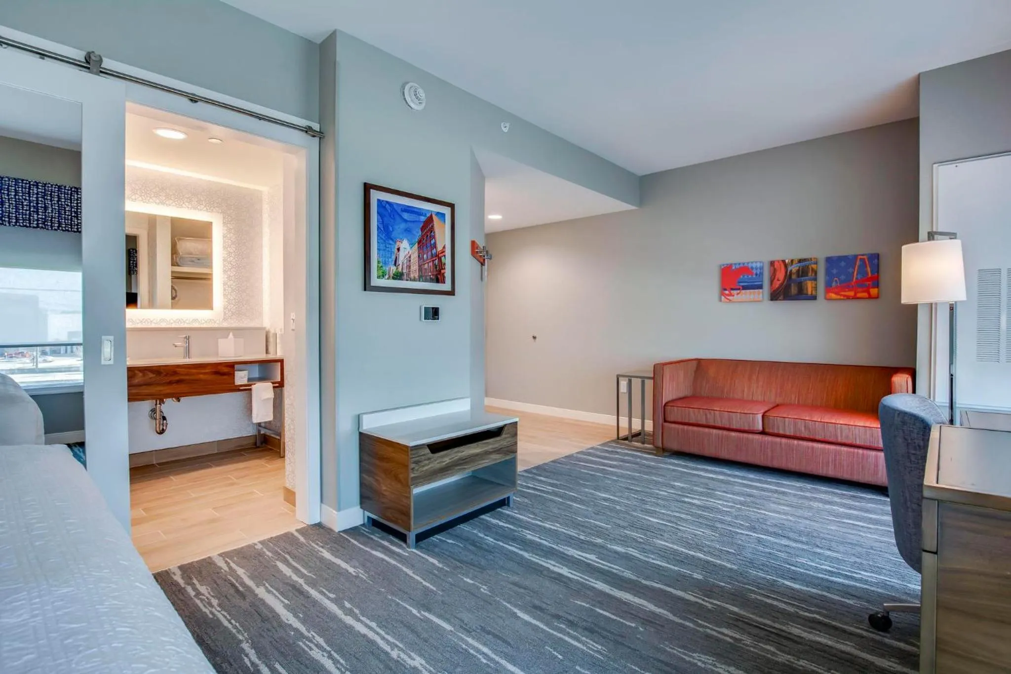 Living room, Bed in Hampton Inn & Suites By Hilton Louisville East Oxmoor