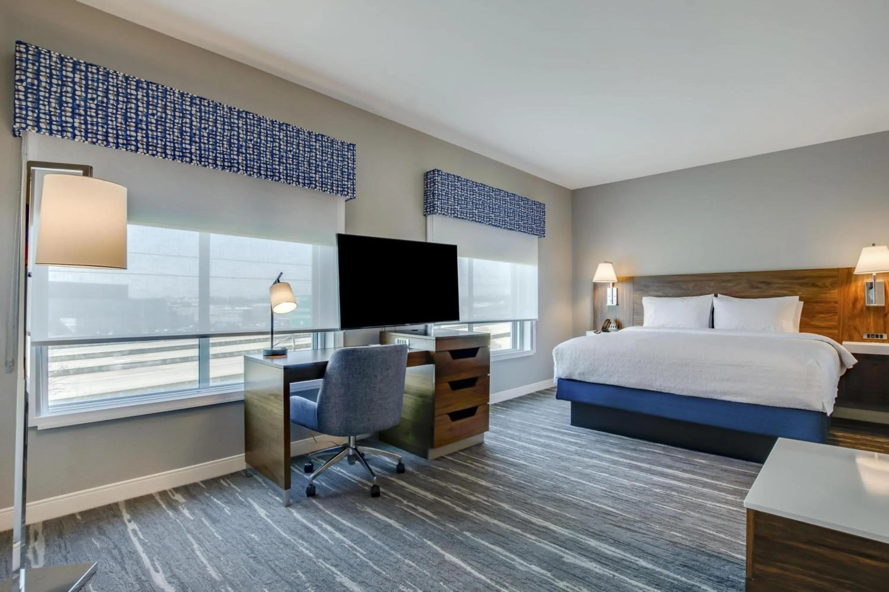 View (from property/room), Bed in Hampton Inn & Suites By Hilton Louisville East Oxmoor