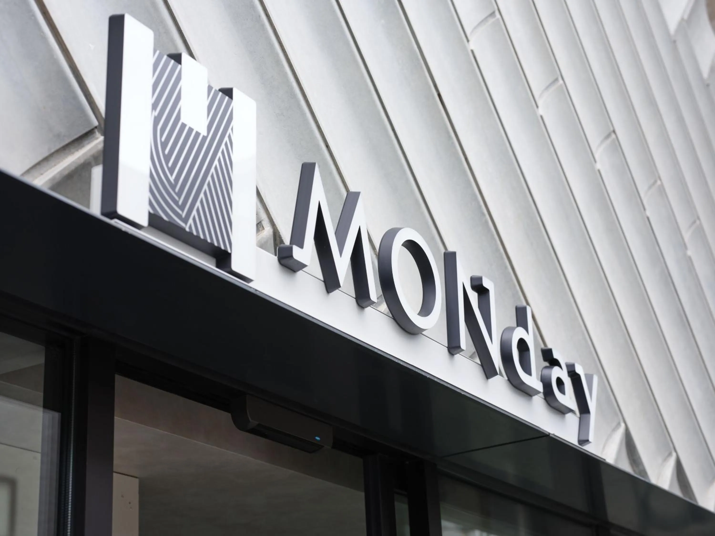 Logo/Certificate/Sign in MONday Apart Premium OSAKA NAMBA WEST