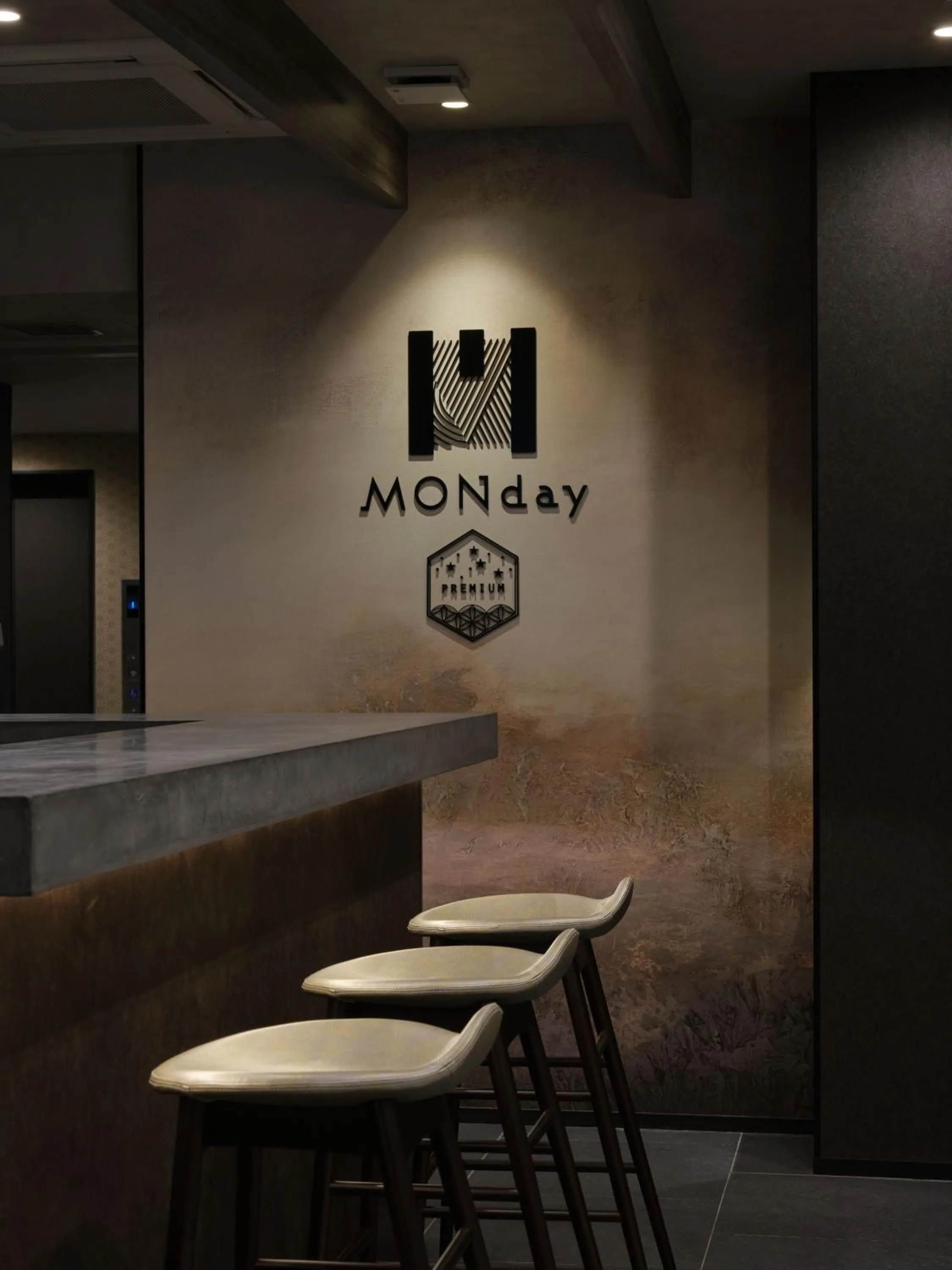 Logo/Certificate/Sign in MONday Apart Premium OSAKA NAMBA WEST