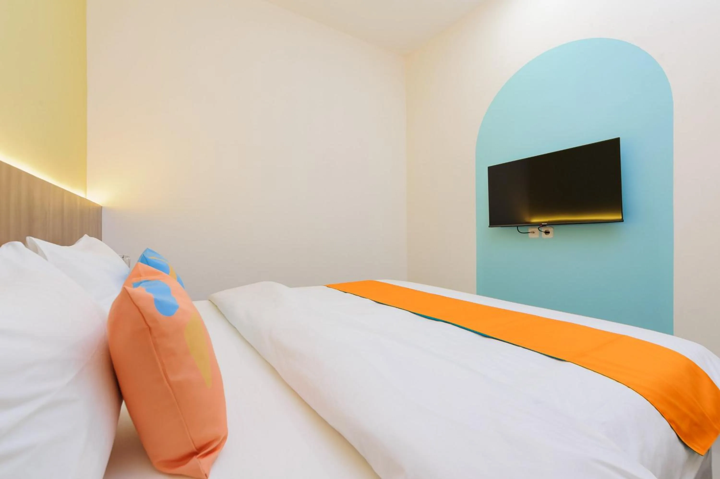 Bedroom, Bed in Sans Max Living Tangerang