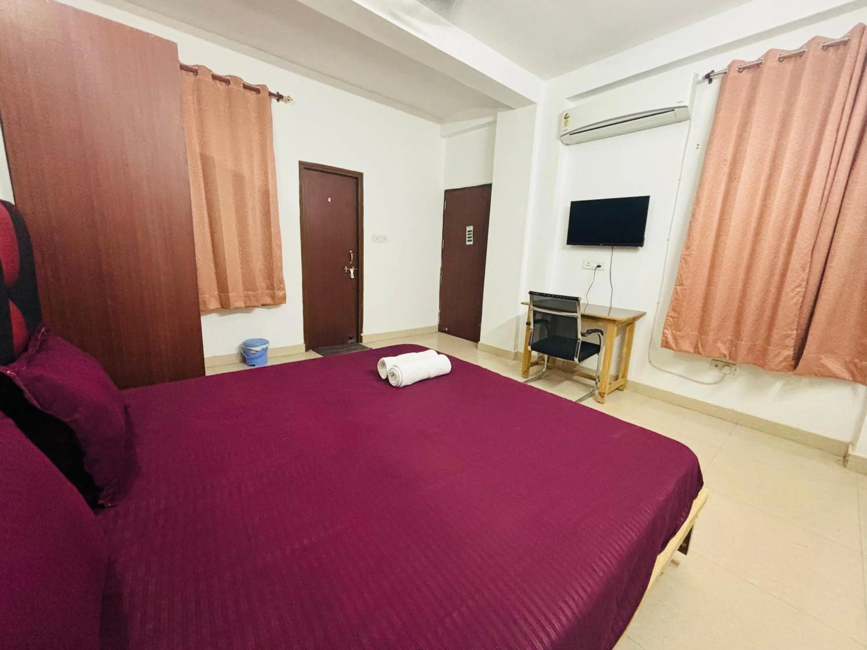 Communal lounge/ TV room, Bed in Akshay continental