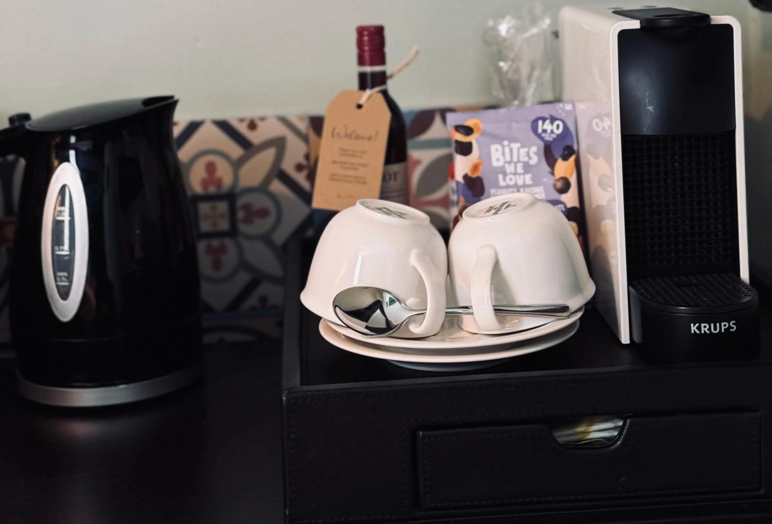 Coffee/tea facilities in Décor Canal House