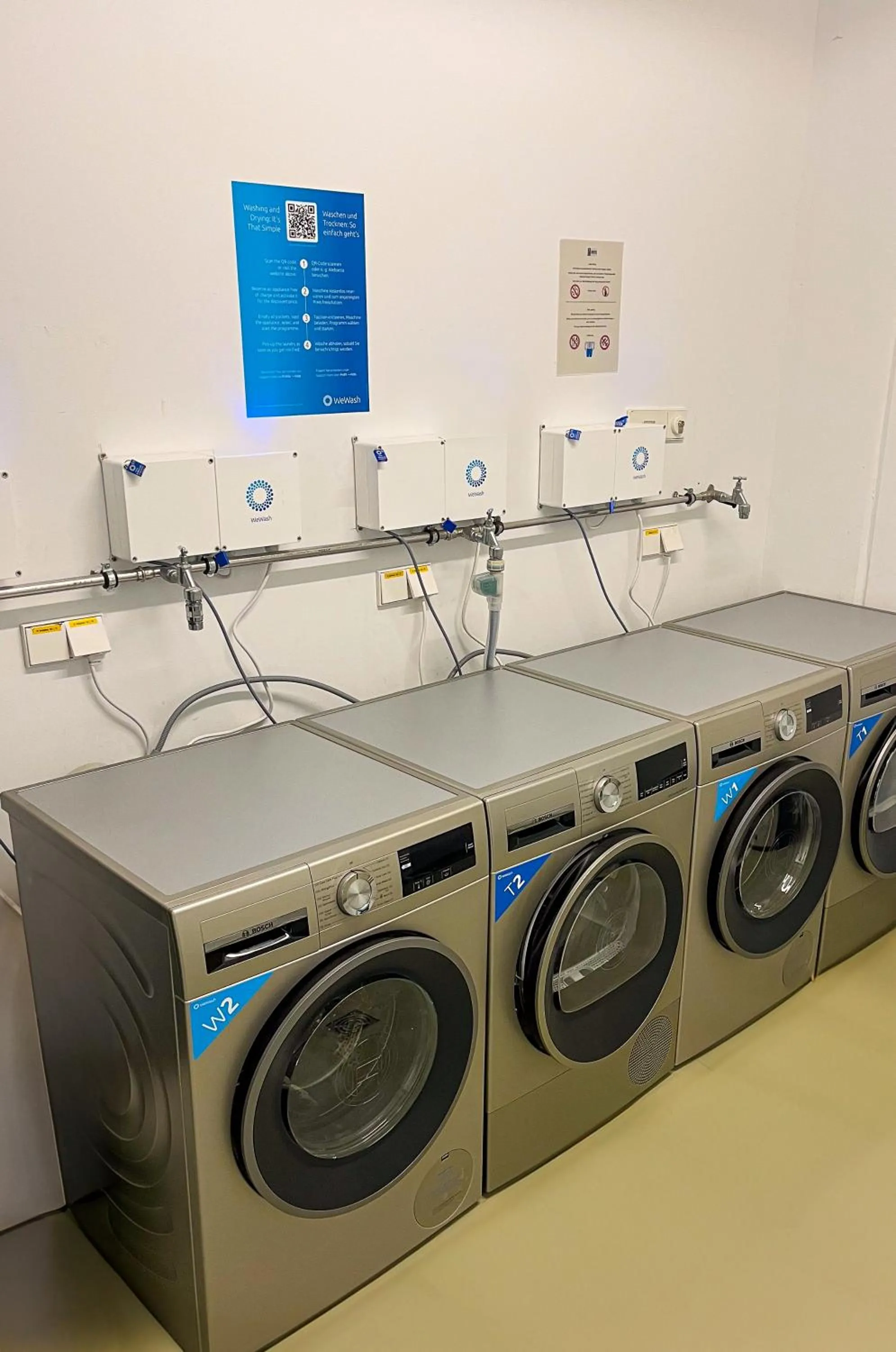 washing machine in Coffee Fellows Hotel München-Freiham