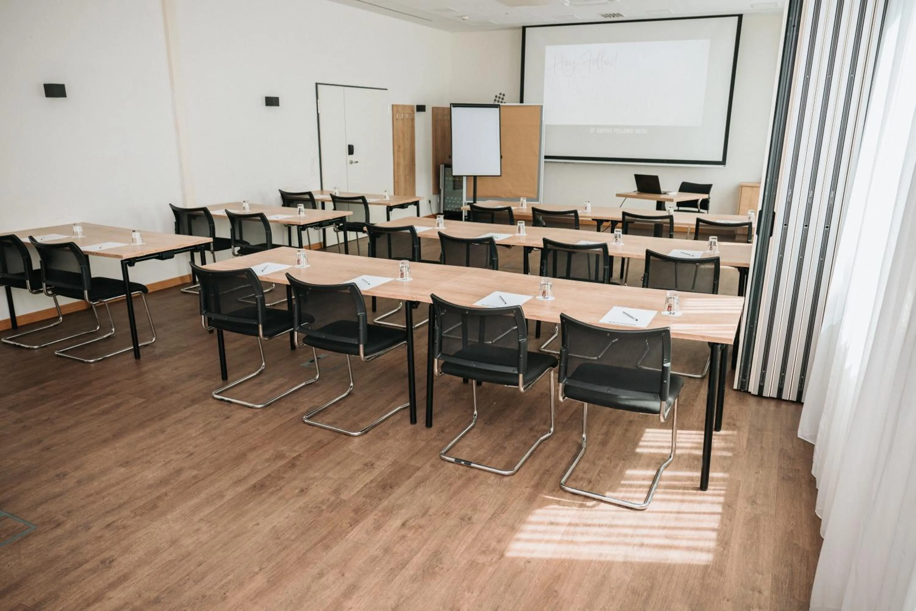 Meeting/conference room in Coffee Fellows Hotel München-Freiham