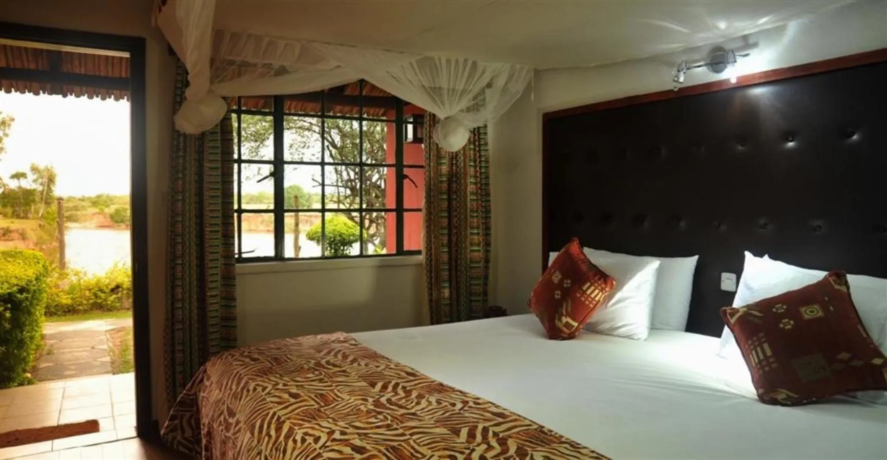 Bed in Mara River Lodge
