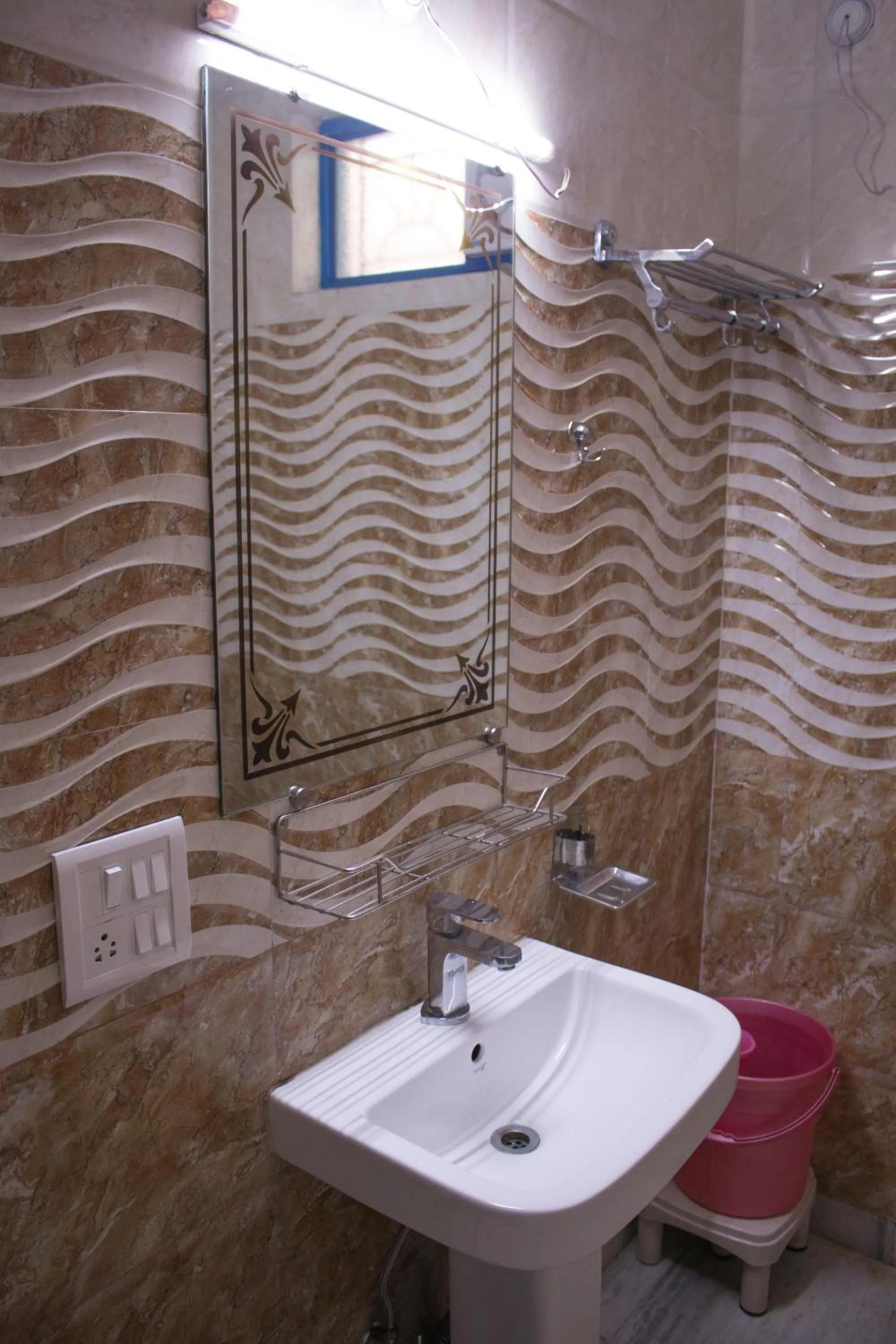 Bathroom in Hotel Golden Crown Laxman Jhula