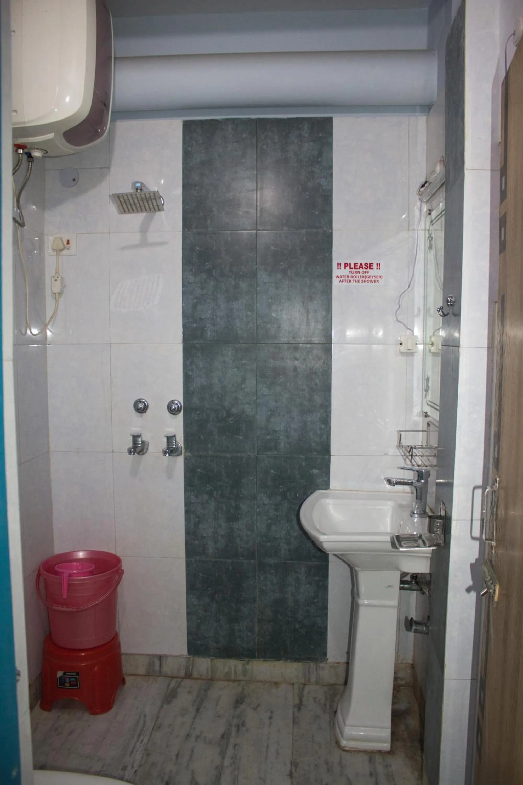 Bathroom in Hotel Golden Crown Laxman Jhula