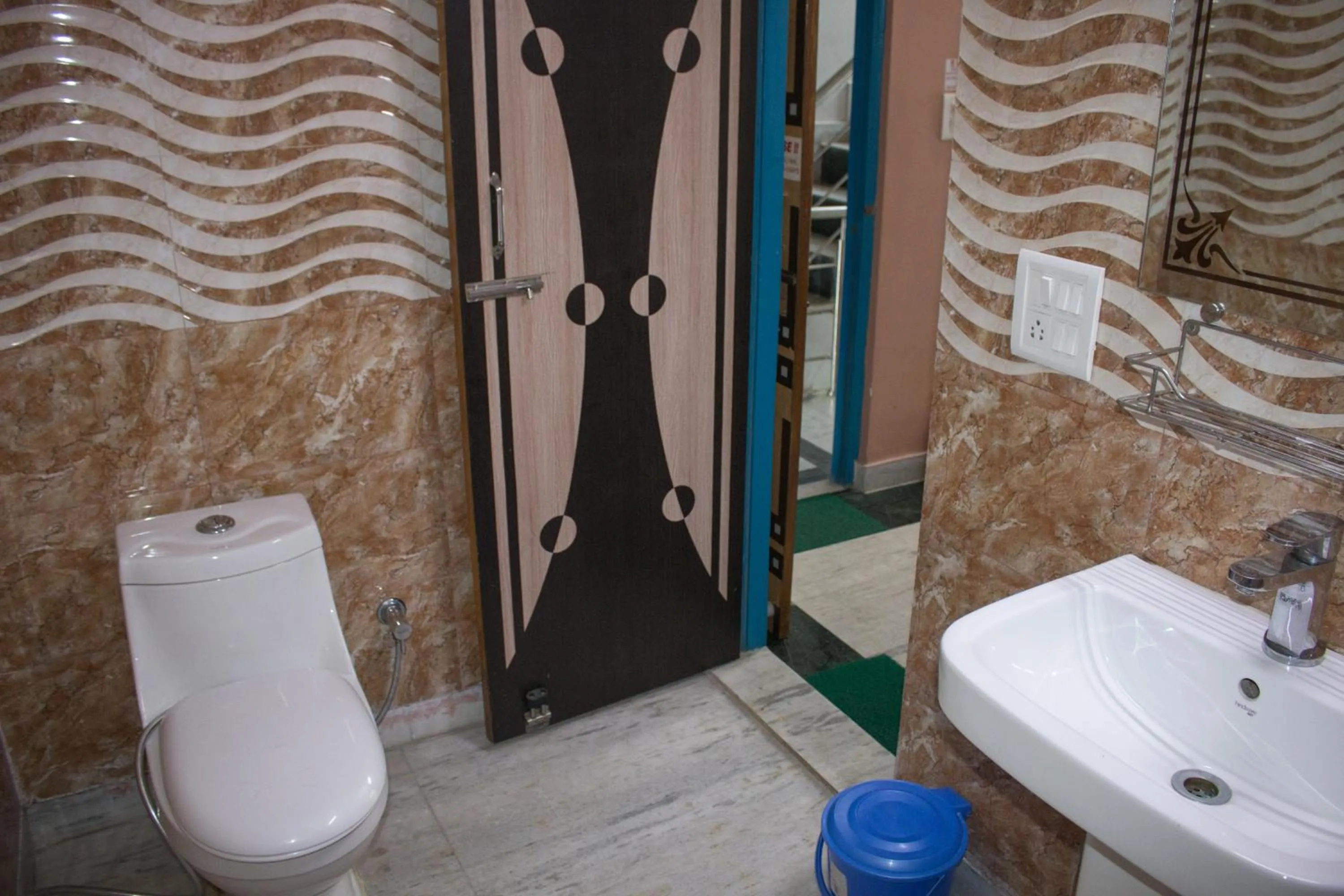 Bathroom in Hotel Golden Crown Laxman Jhula