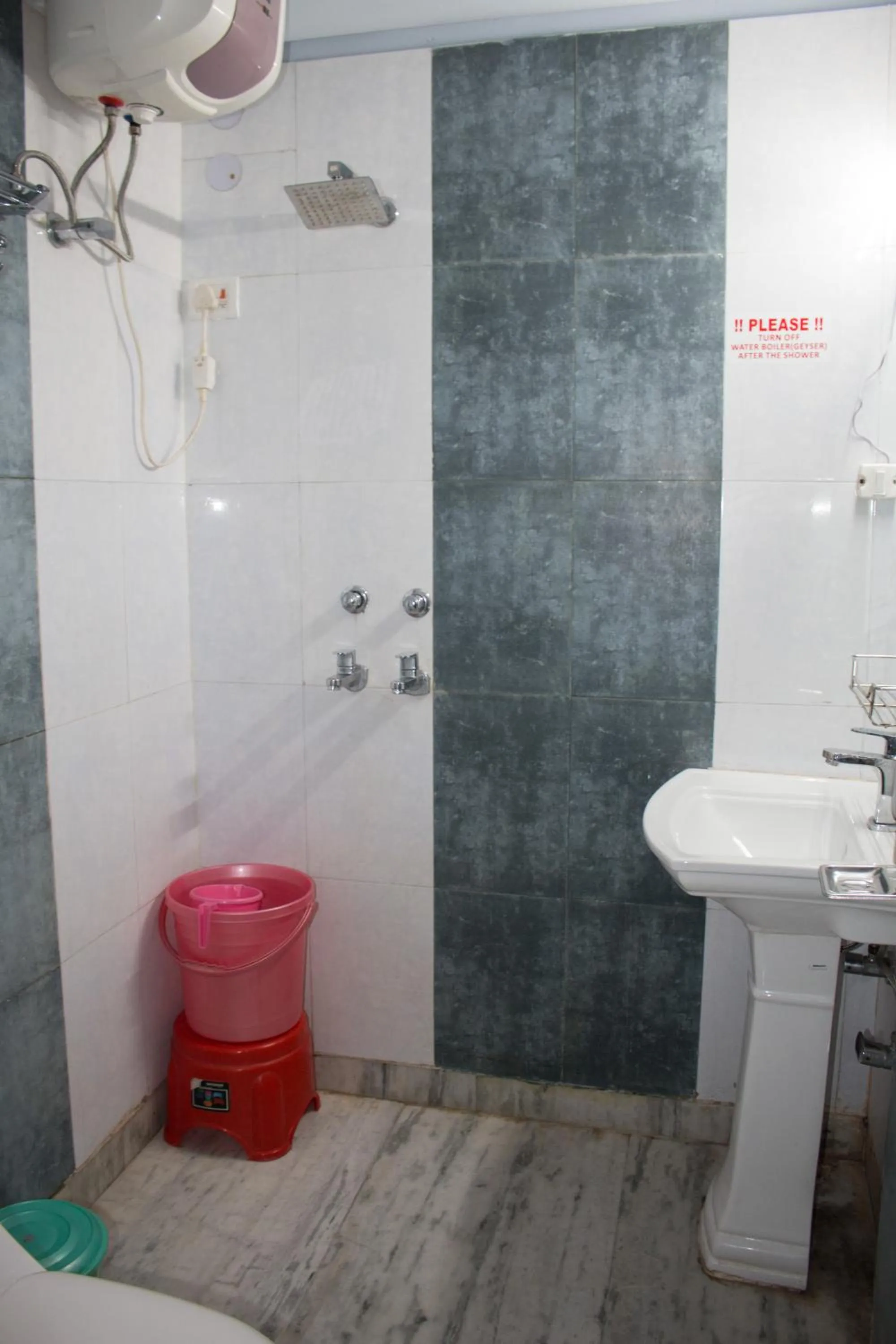 Bathroom in Hotel Golden Crown Laxman Jhula