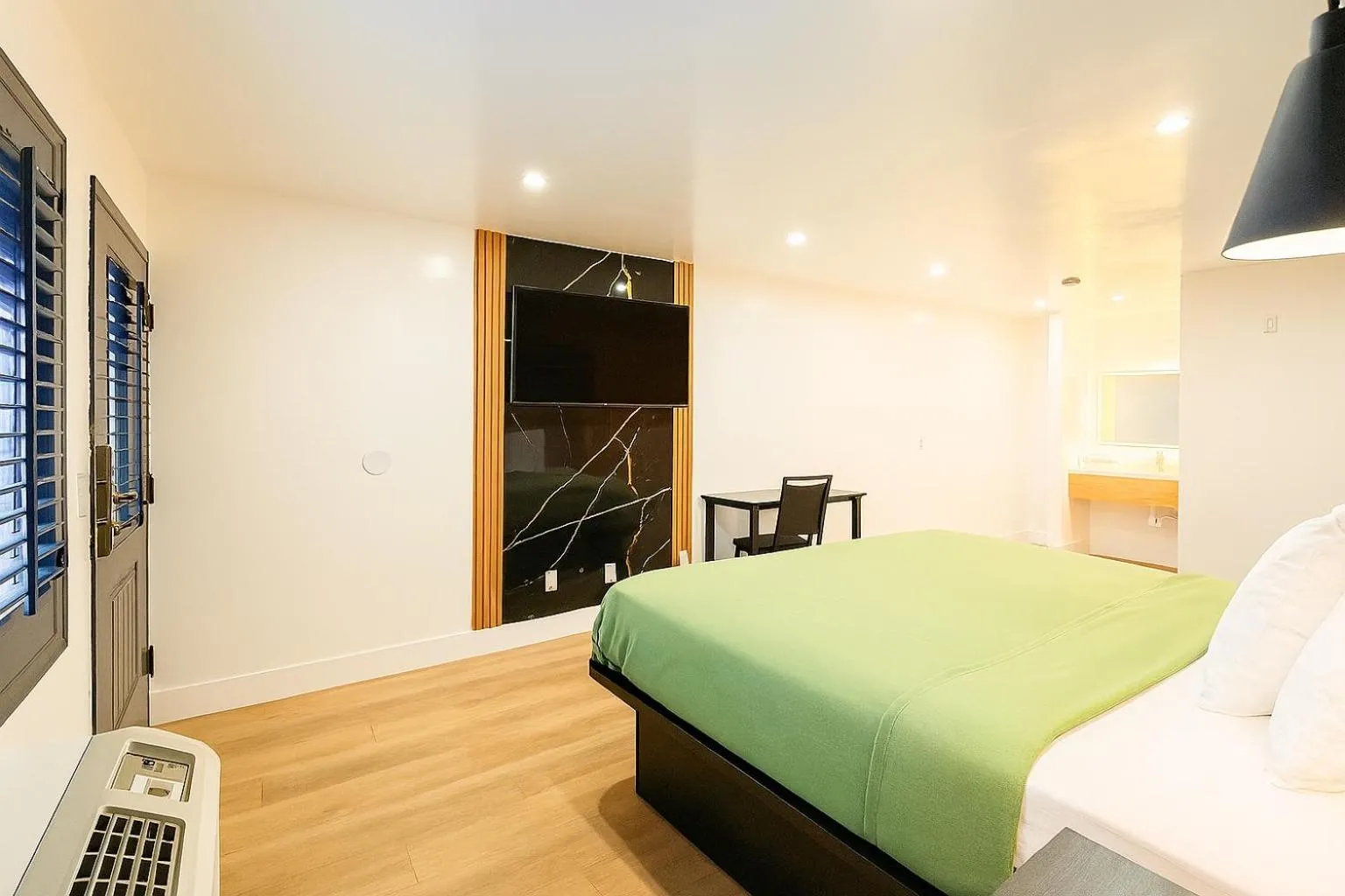 Bed in Casa Blanca Hotel - Azusa, Los Angeles