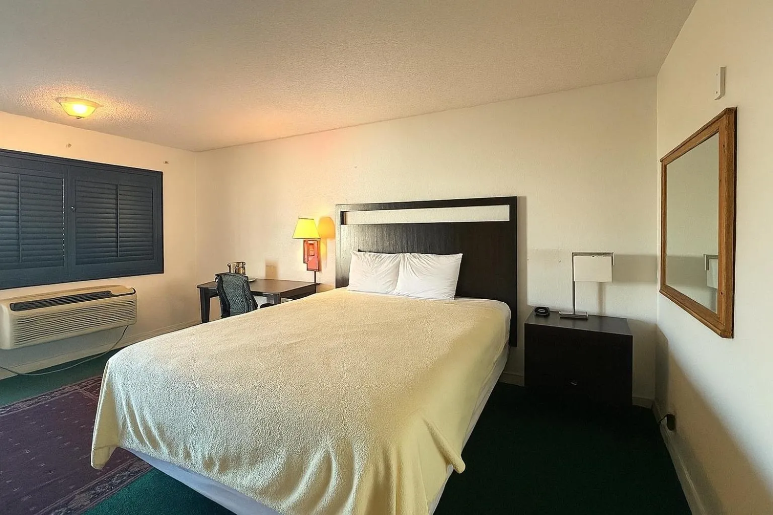 Bed in Casa Blanca Hotel - Azusa, Los Angeles