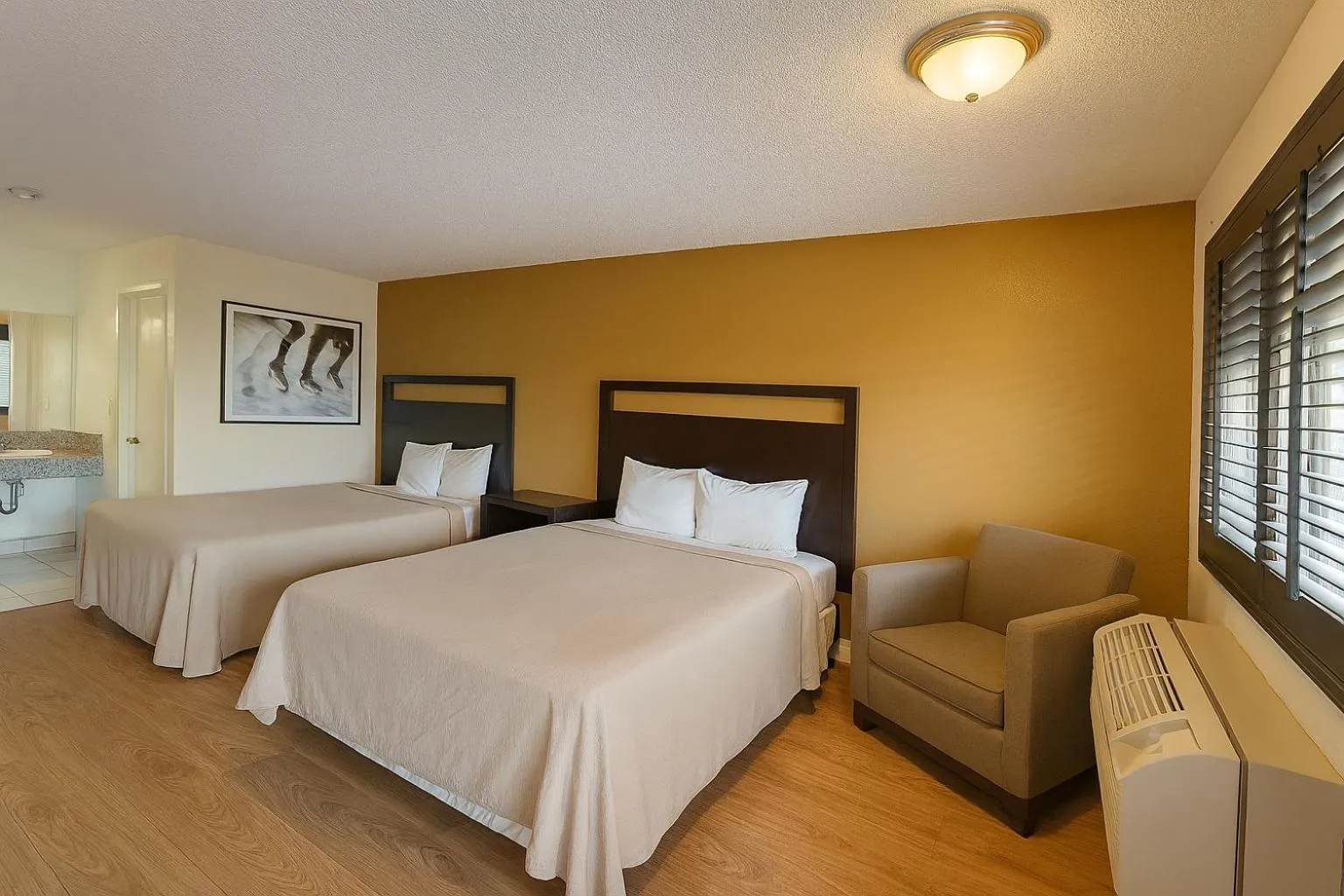 Bed in Casa Blanca Hotel - Azusa, Los Angeles