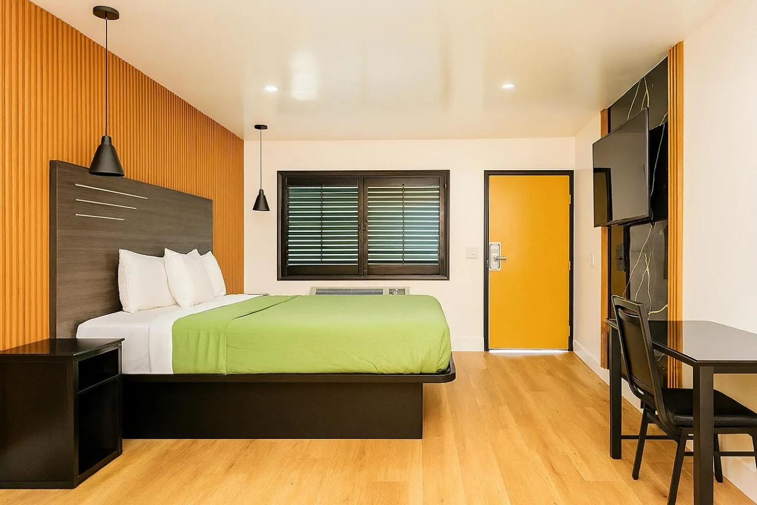 Bed in Casa Blanca Hotel - Azusa, Los Angeles