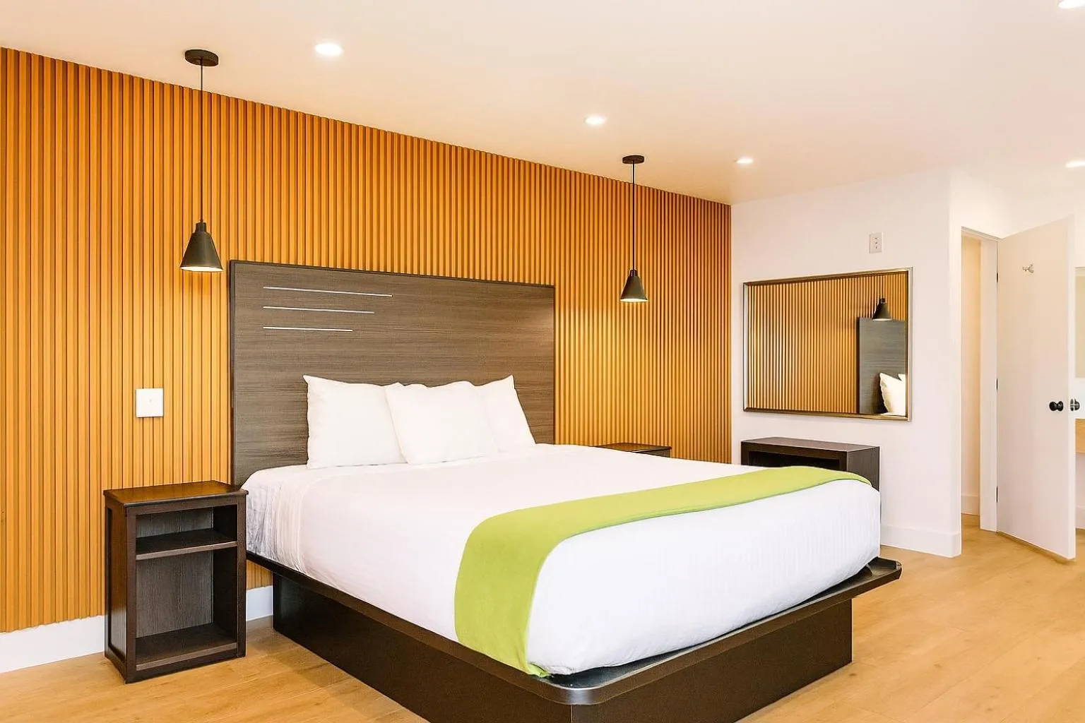 Bed in Casa Blanca Hotel - Azusa, Los Angeles