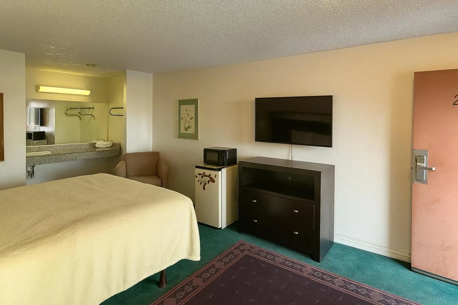 Bed in Casa Blanca Hotel - Azusa, Los Angeles