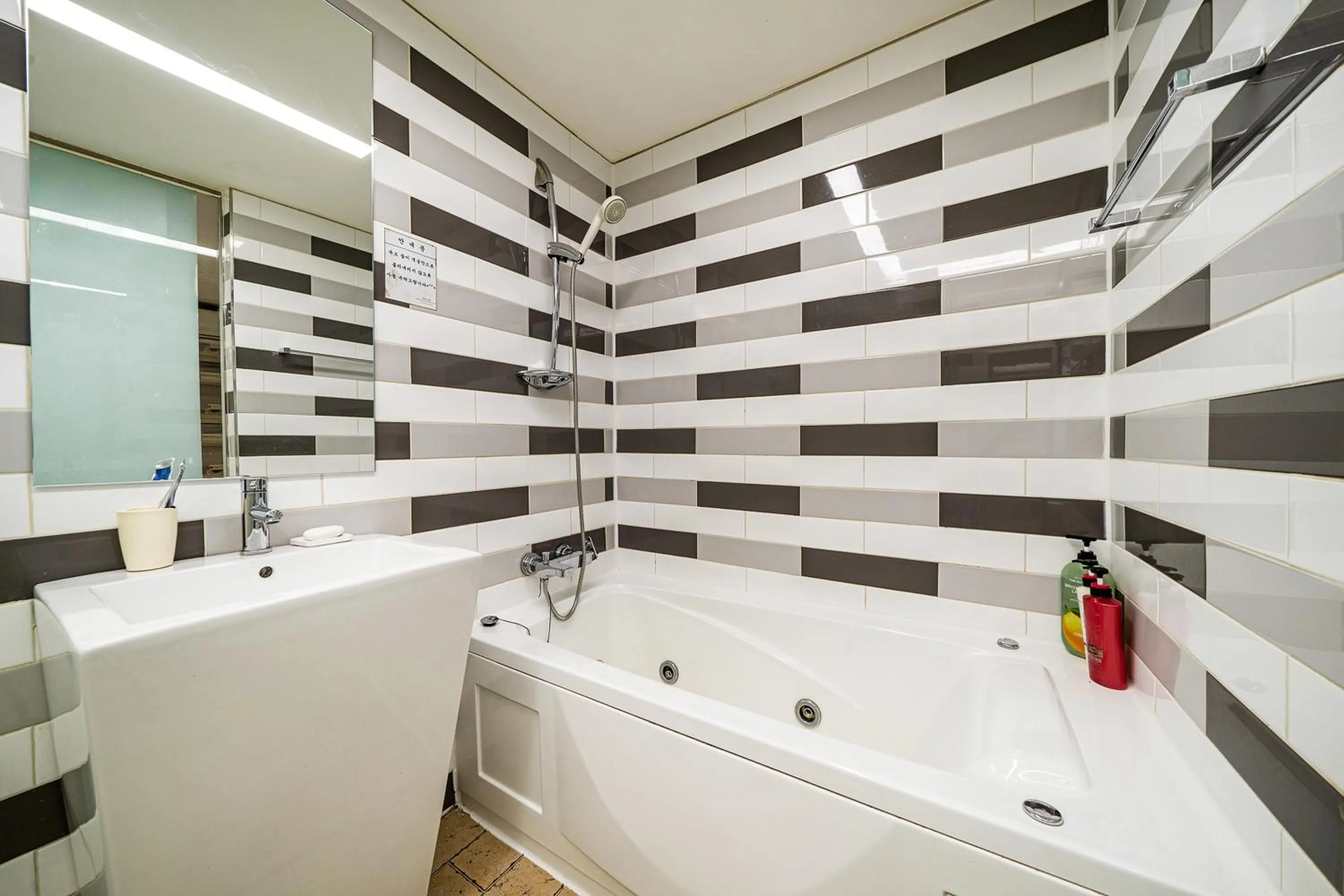 Shower in In Hotel Seoul