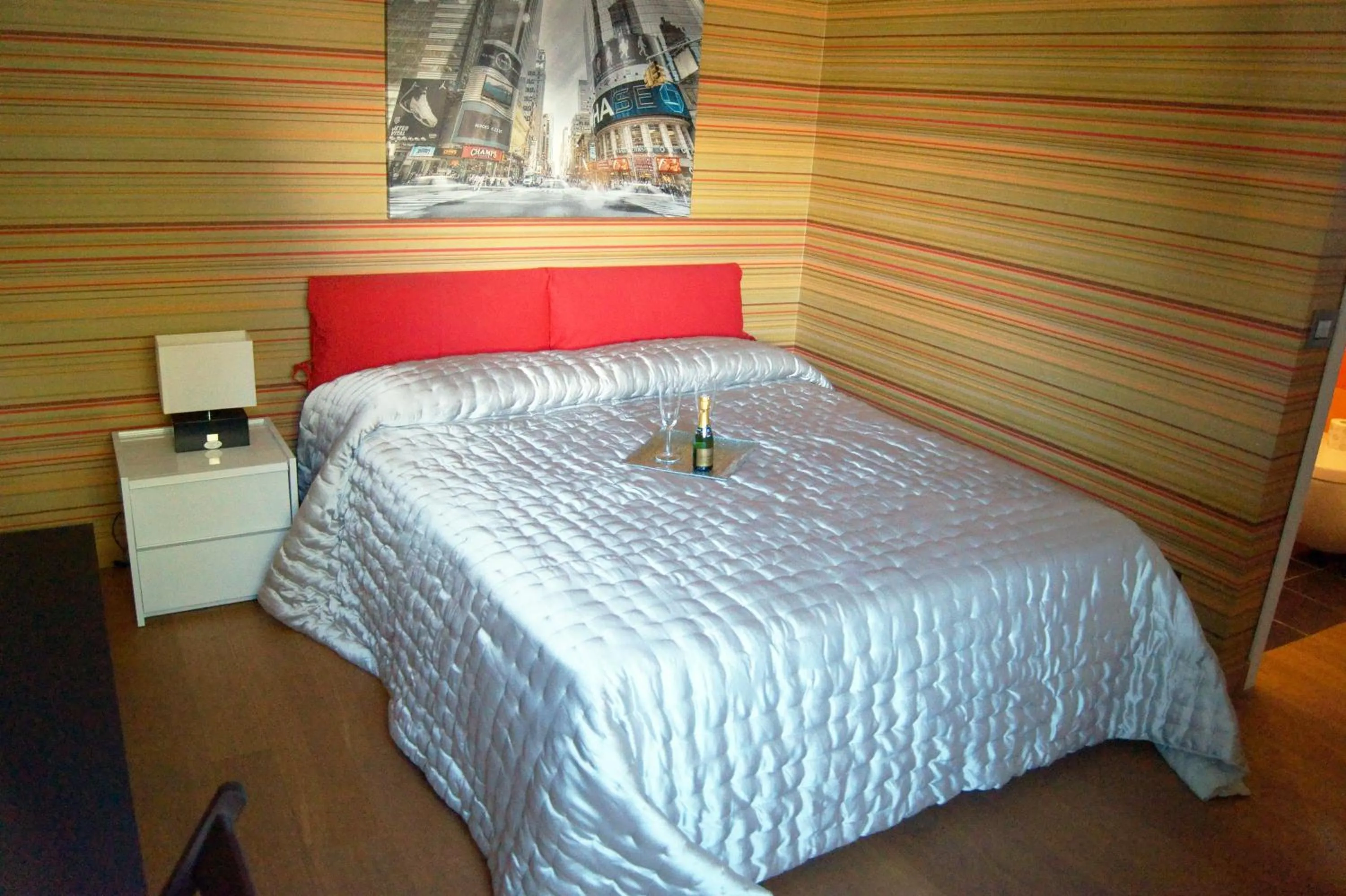 Photo of the whole room, Bed in Baia Di Ognina