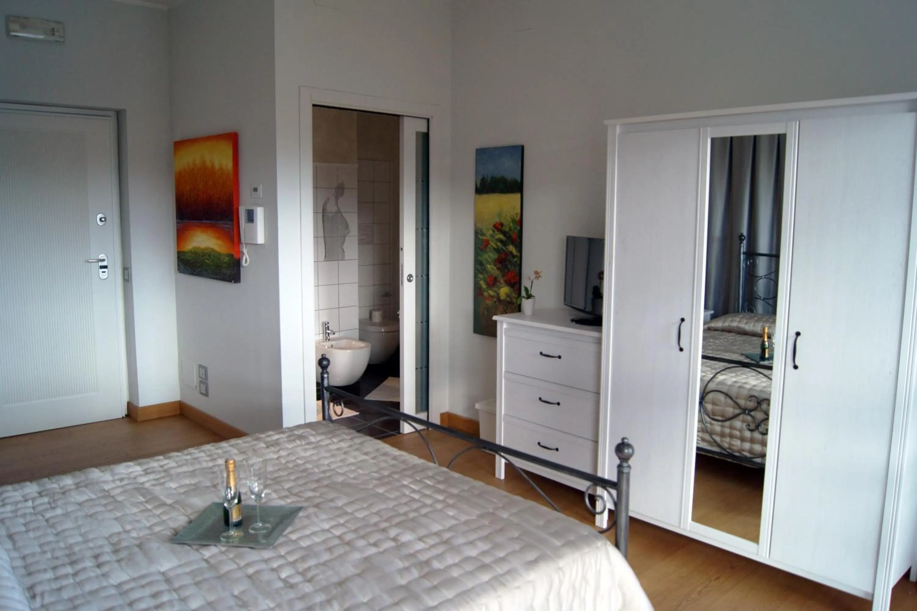 Photo of the whole room, Bed in Baia Di Ognina