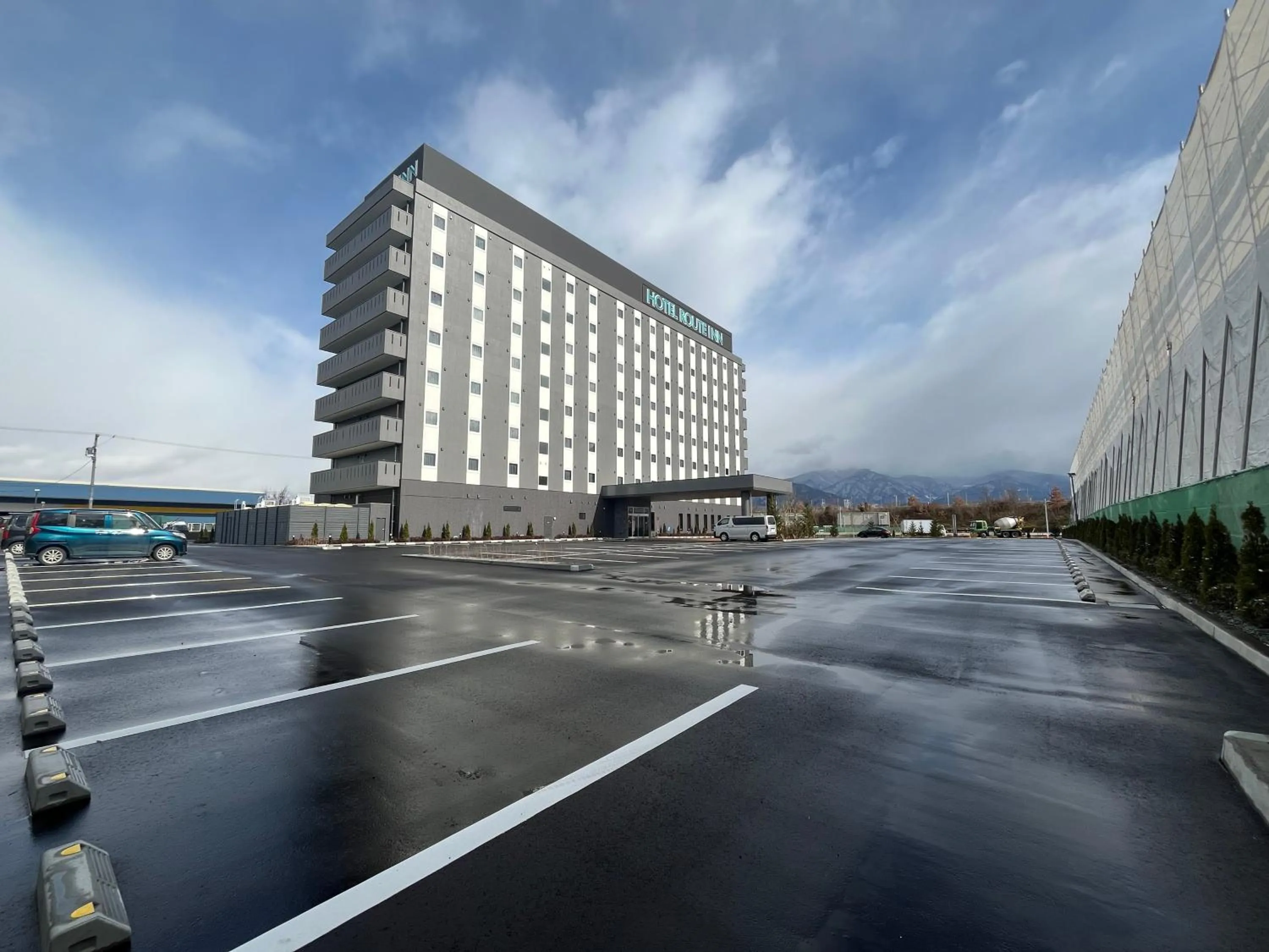 Parking in Hotel Route Inn Suzaka