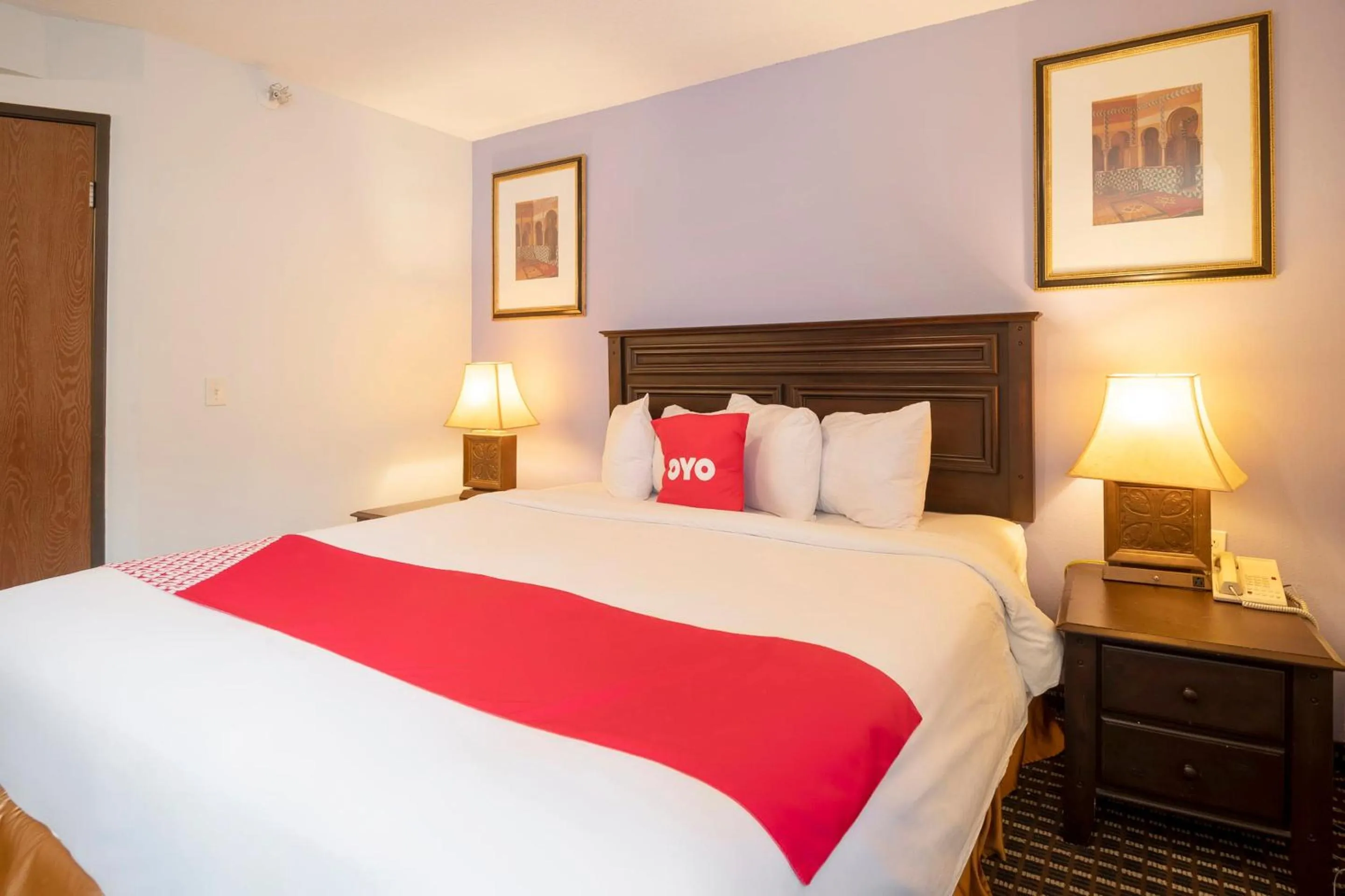 Bedroom, Bed in OYO Townhouse Houston Airport North