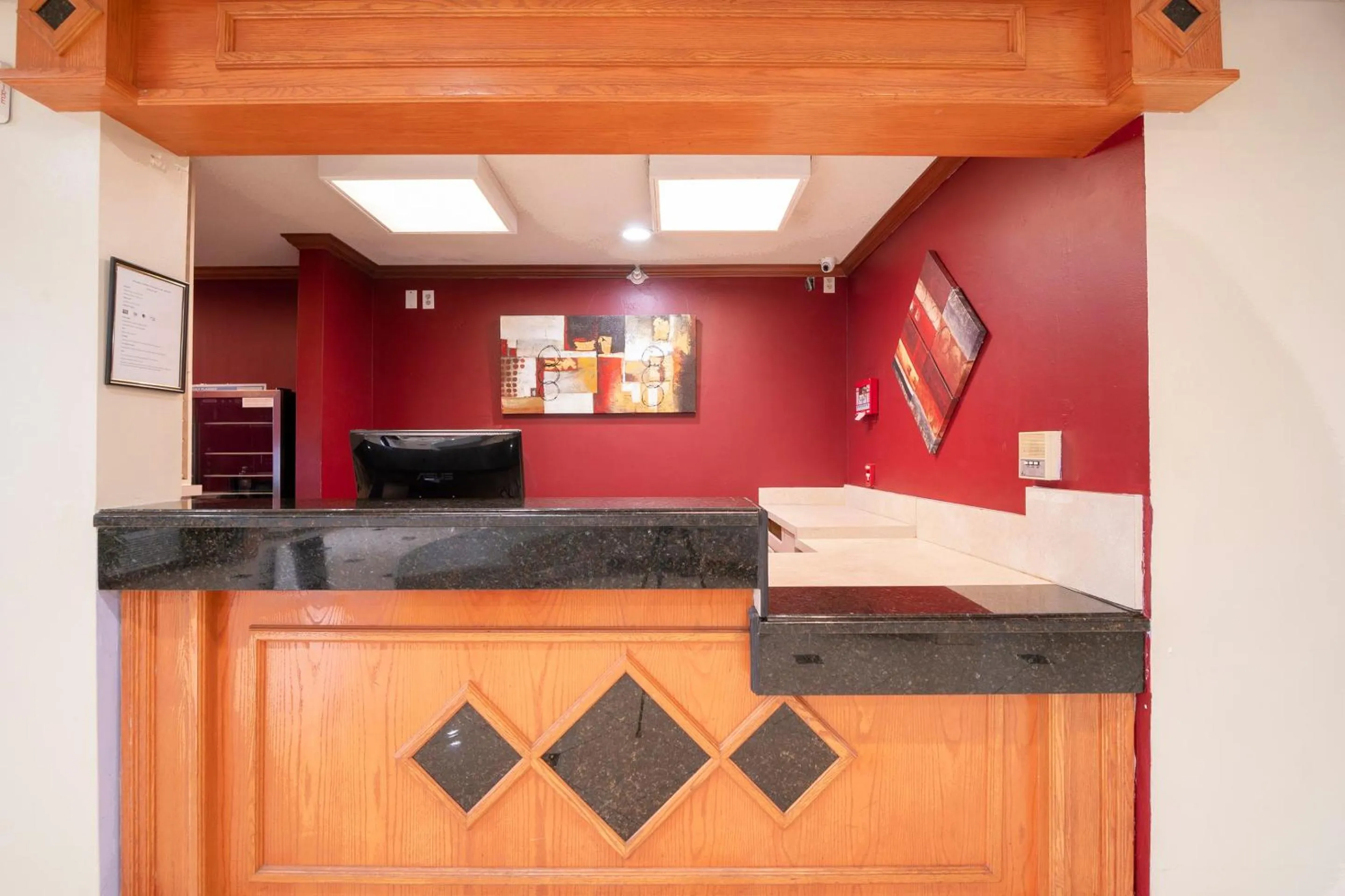 Lobby or reception in OYO Townhouse Houston Airport North