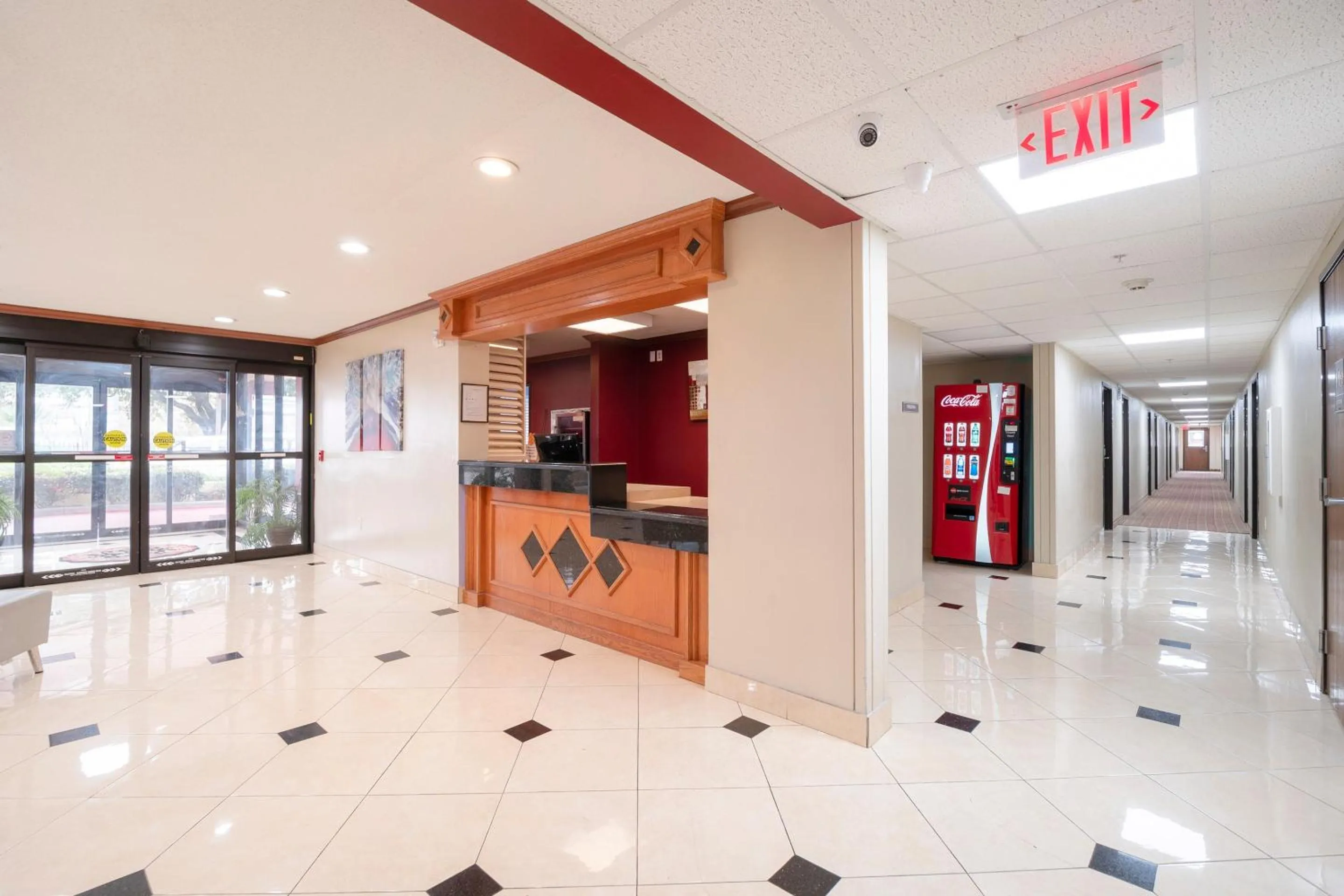 Lobby or reception in OYO Townhouse Houston Airport North