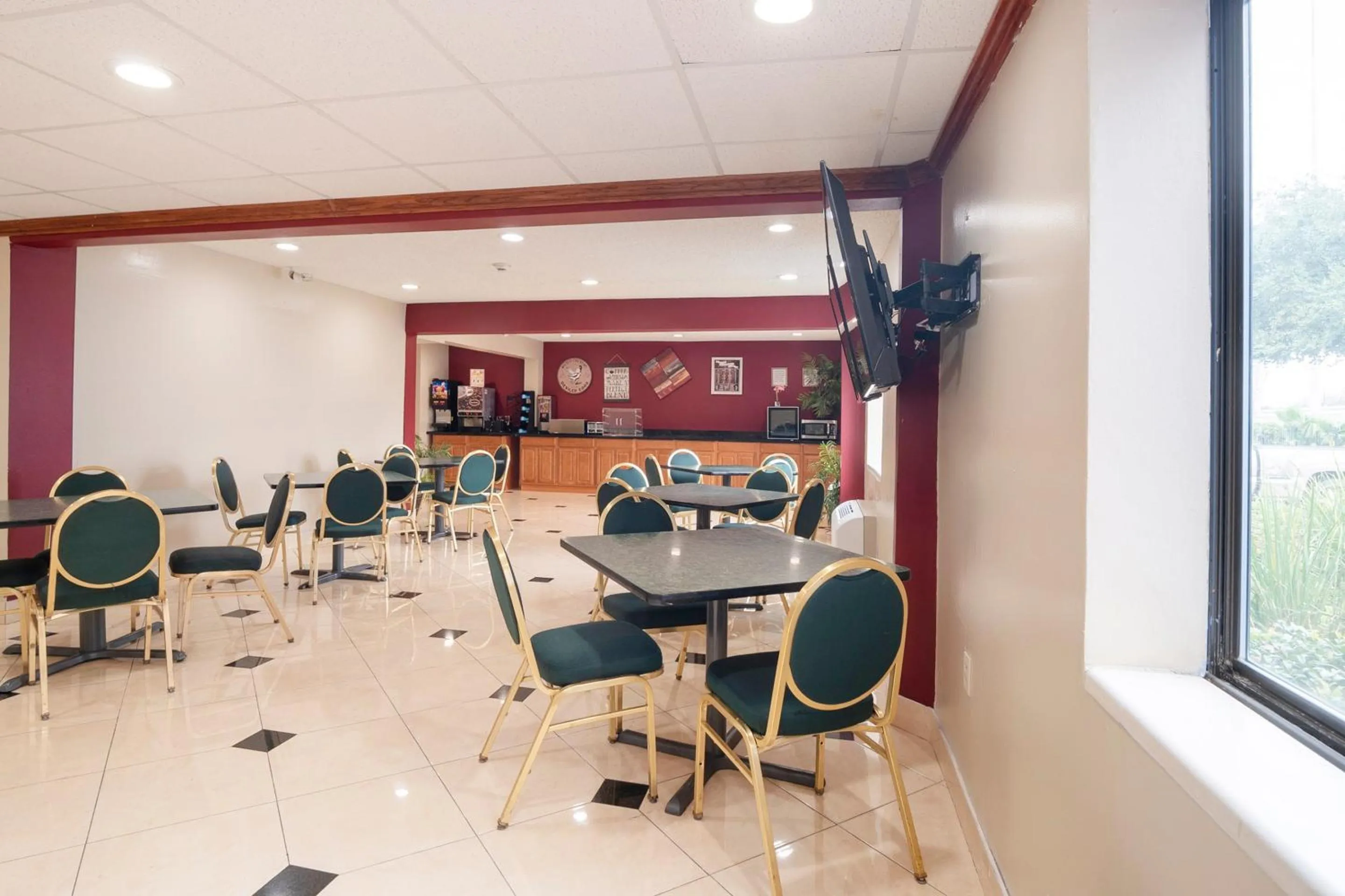 Dining area in OYO Townhouse Houston Airport North