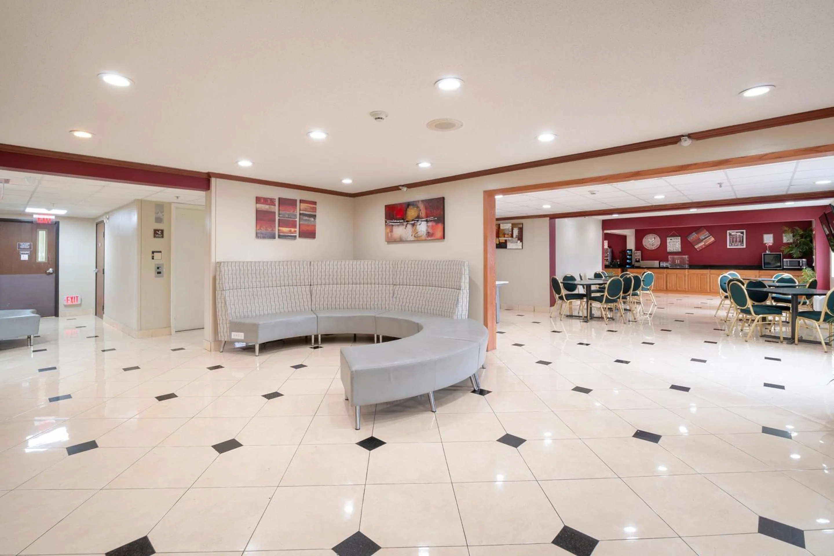 Lobby or reception in OYO Townhouse Houston Airport North