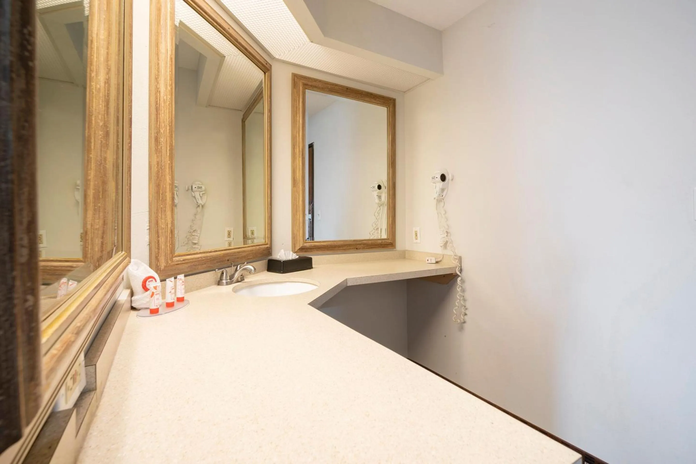 Bedroom in OYO Townhouse Houston Airport North