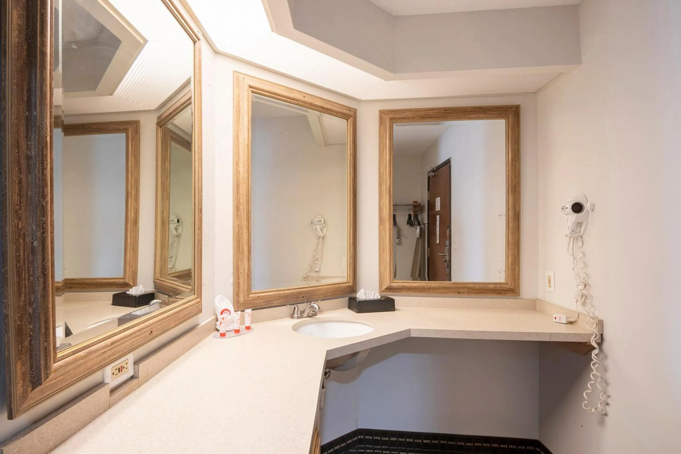 Bedroom in OYO Townhouse Houston Airport North