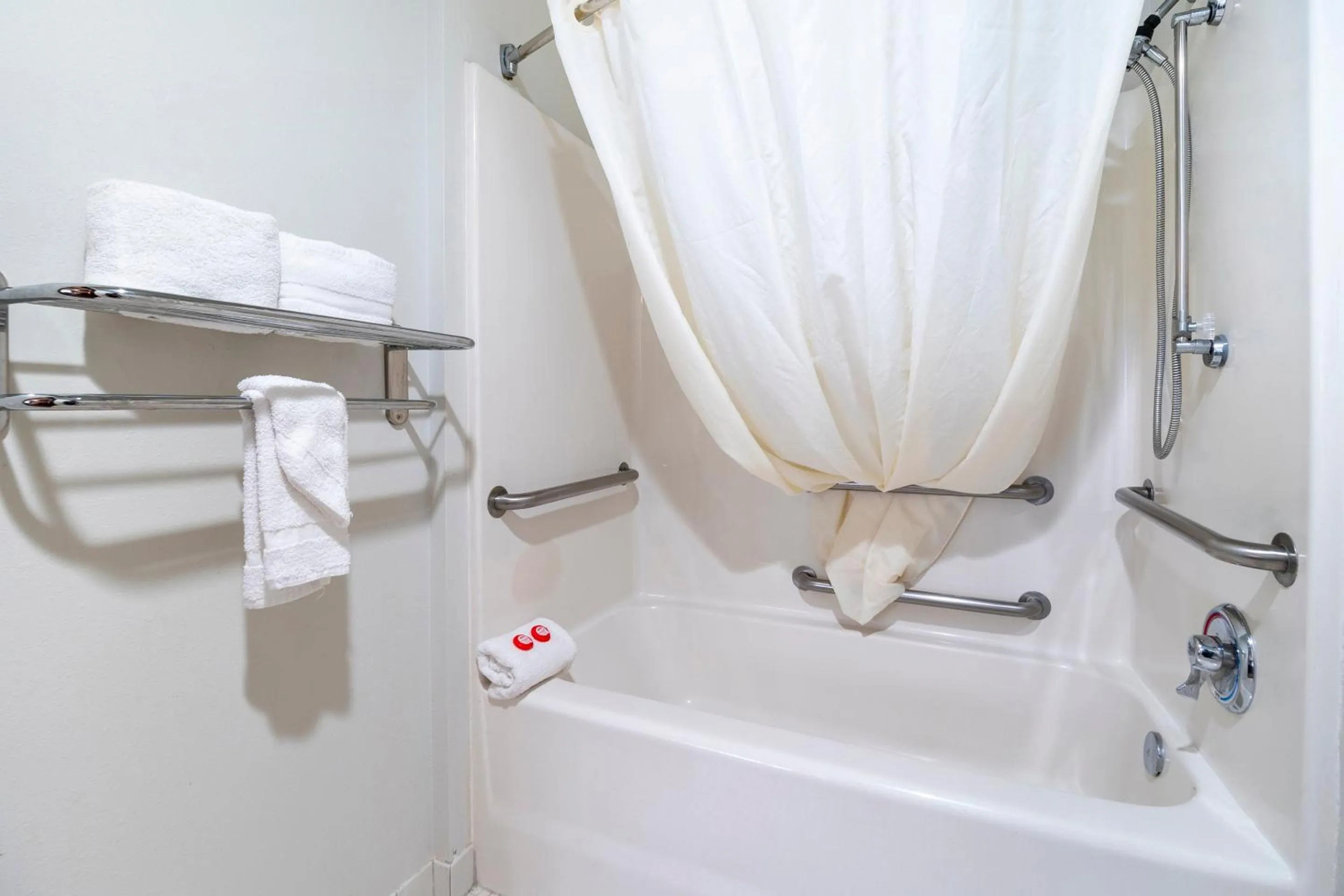 Bathroom in OYO Townhouse Houston Airport North