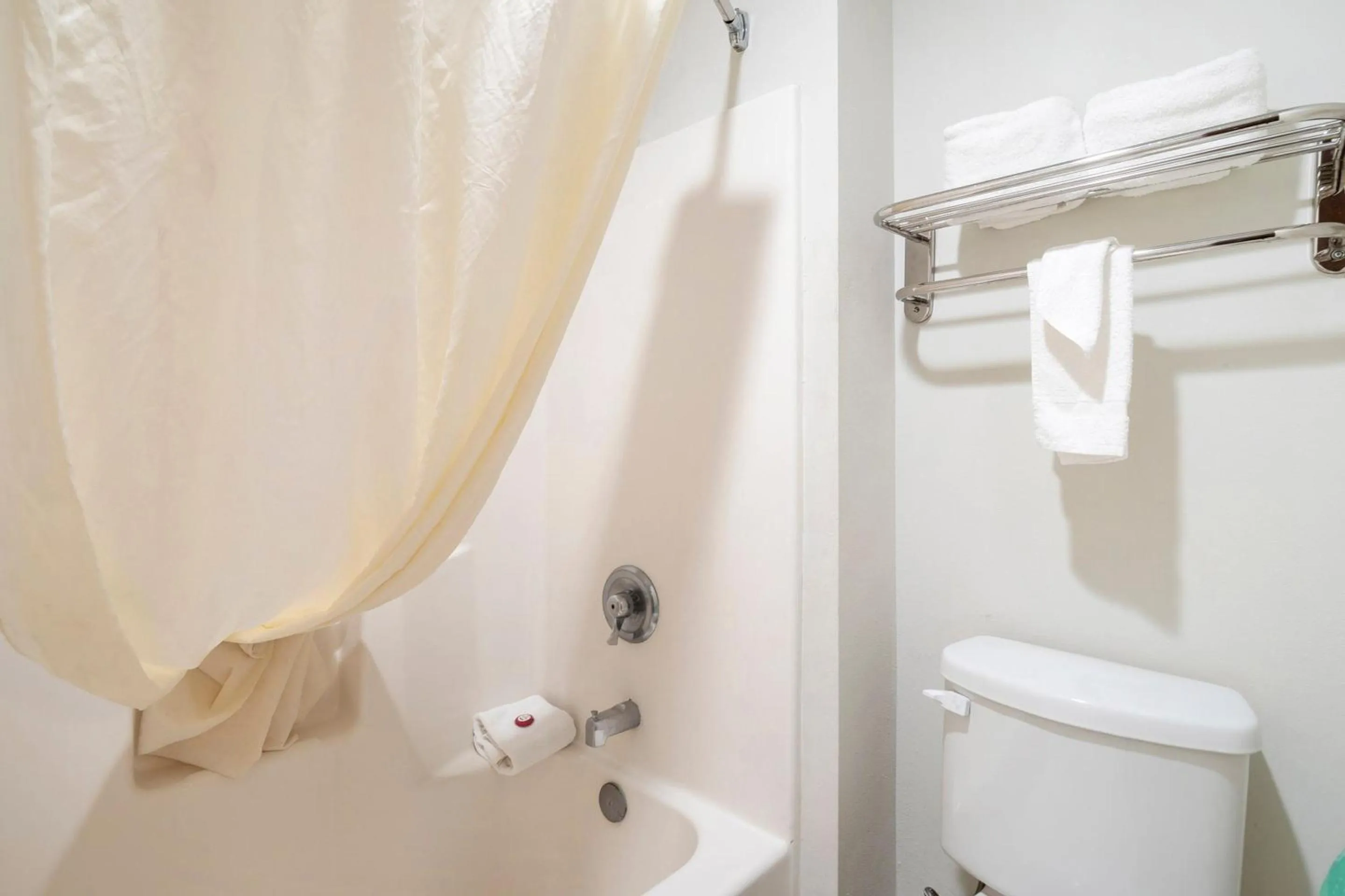 Bathroom in OYO Townhouse Houston Airport North