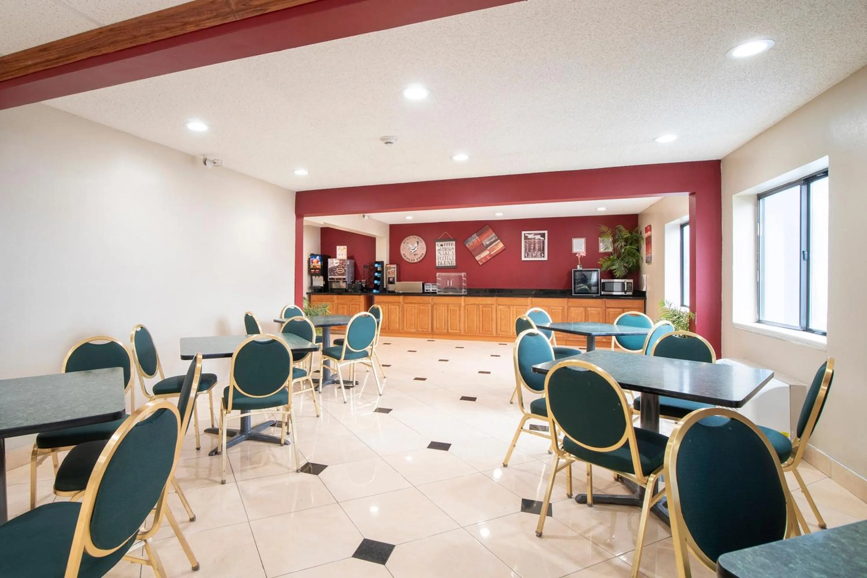 Breakfast in OYO Townhouse Houston Airport North