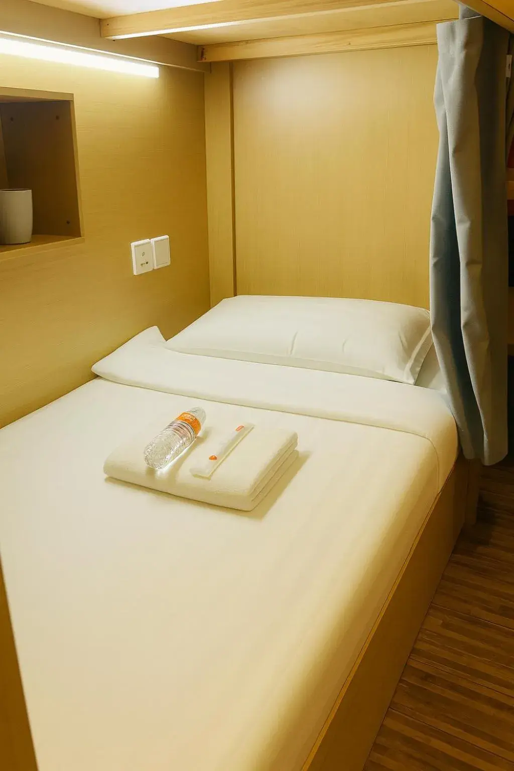 Single Capsule in 4-Bed Male No Window Room in A Hotel Joo Chiat Single Capsule in 4-Bed Male No Window Room in A Hotel Joo Chiat