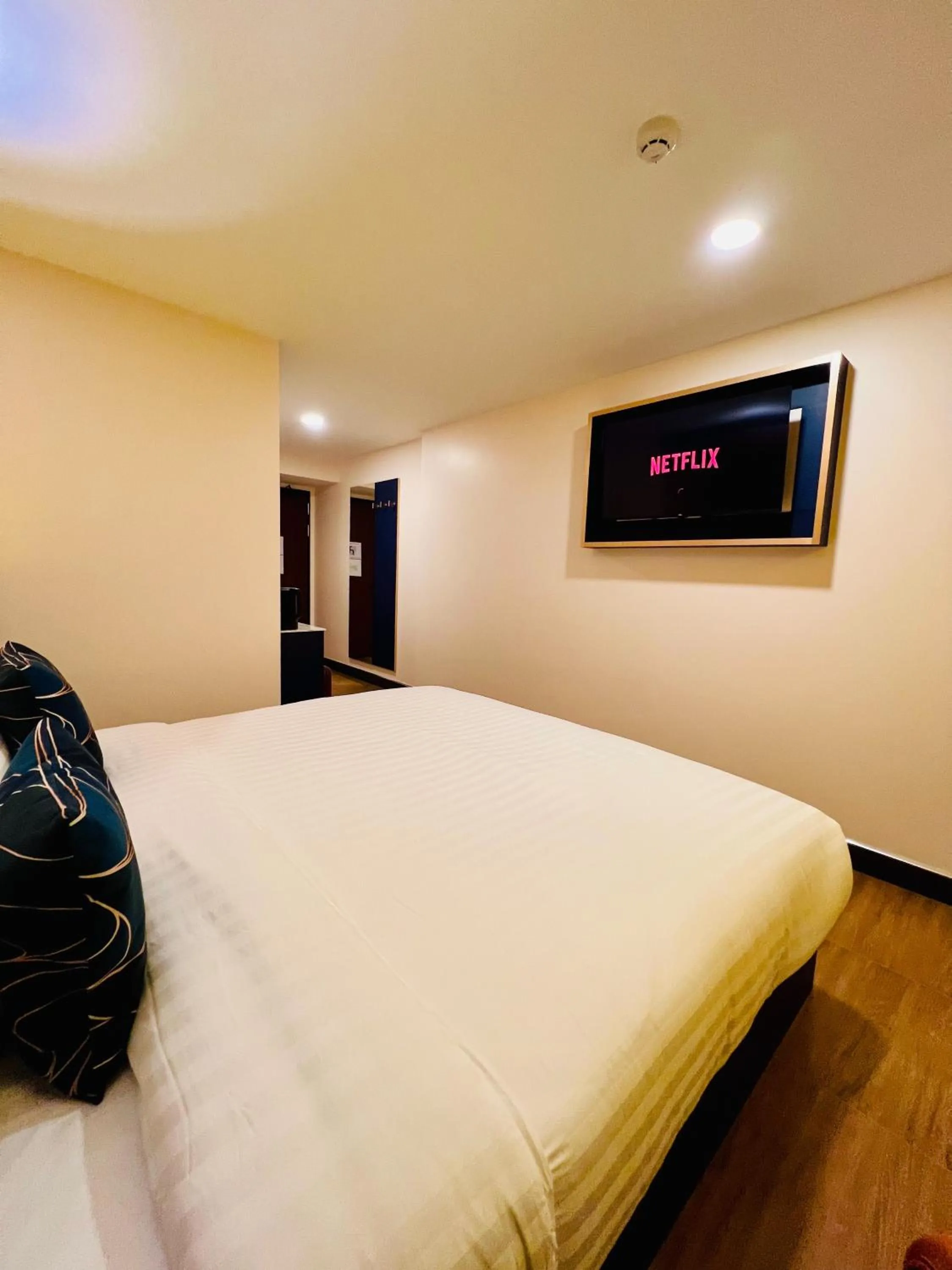 TV and multimedia, Bed in Emiri Hotel - Nana Bangkok