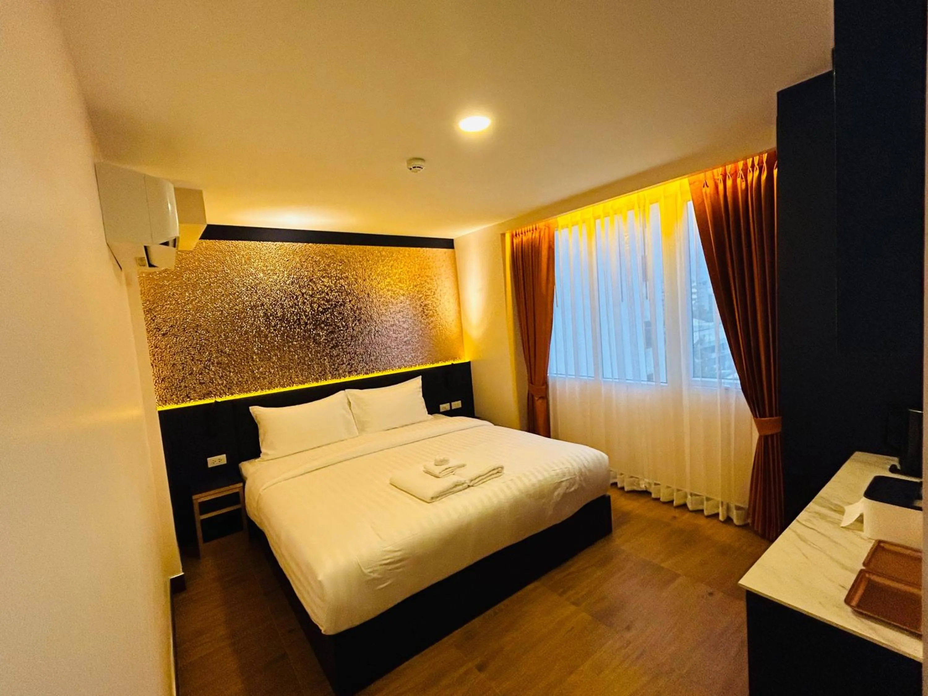 Photo of the whole room, Bed in Emiri Hotel - Nana Bangkok