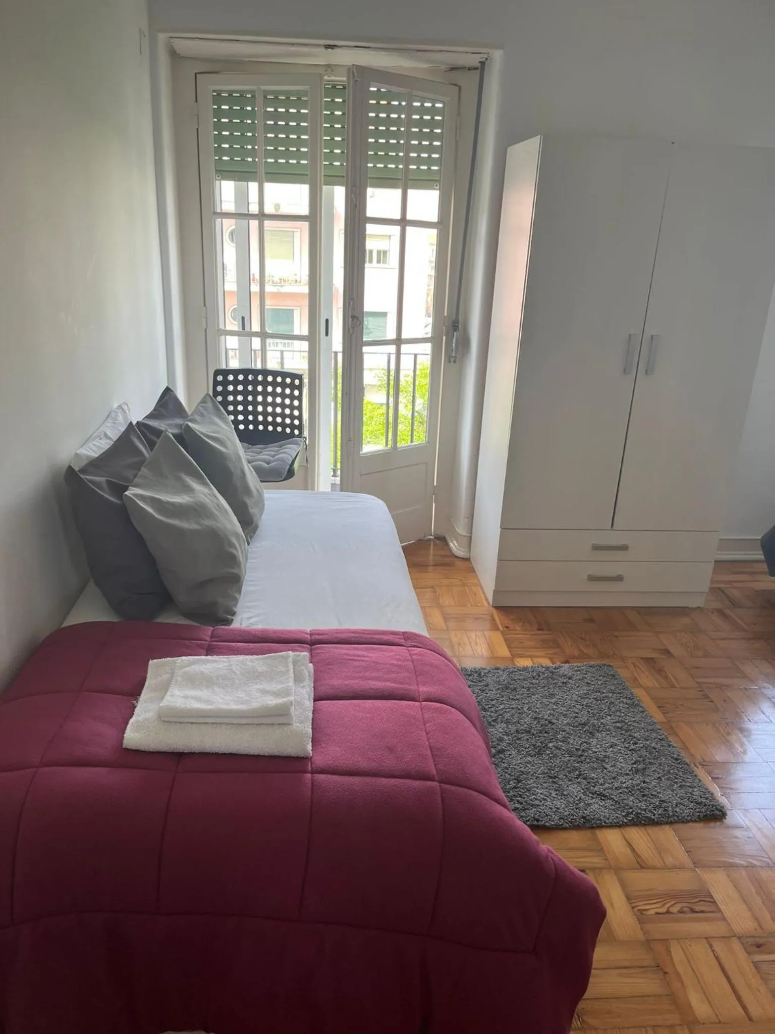 towels, Bed in Alvalade II Airport Guest House