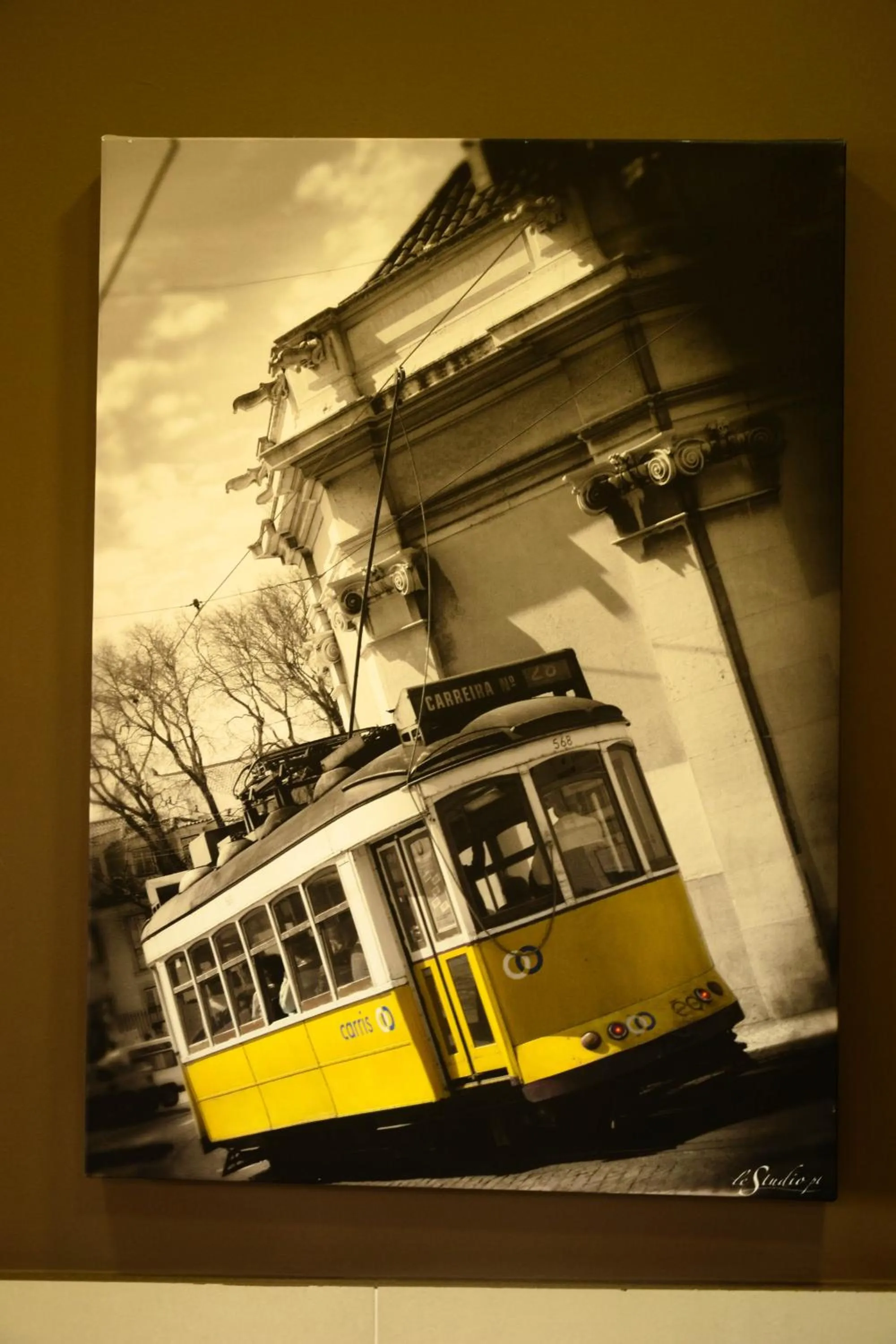 Decorative detail in Alvalade II Airport Guest House