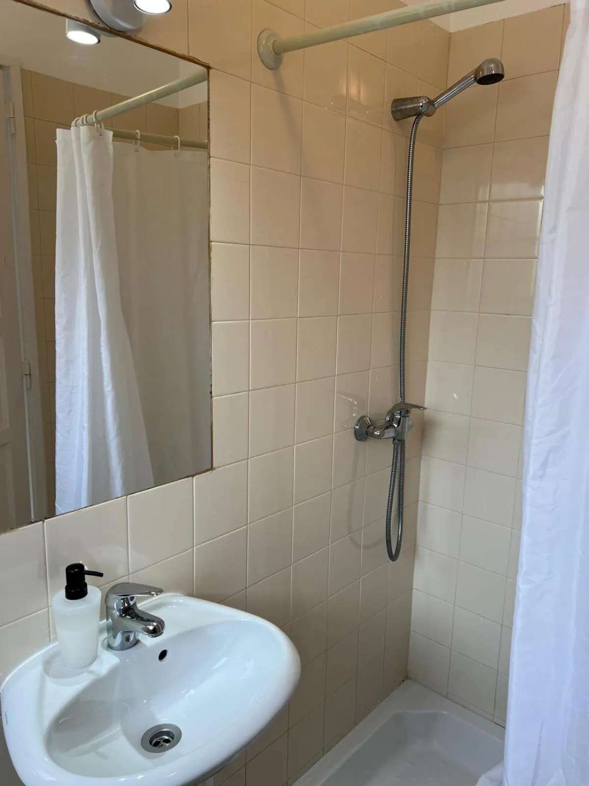 Bathroom in Alvalade II Airport Guest House